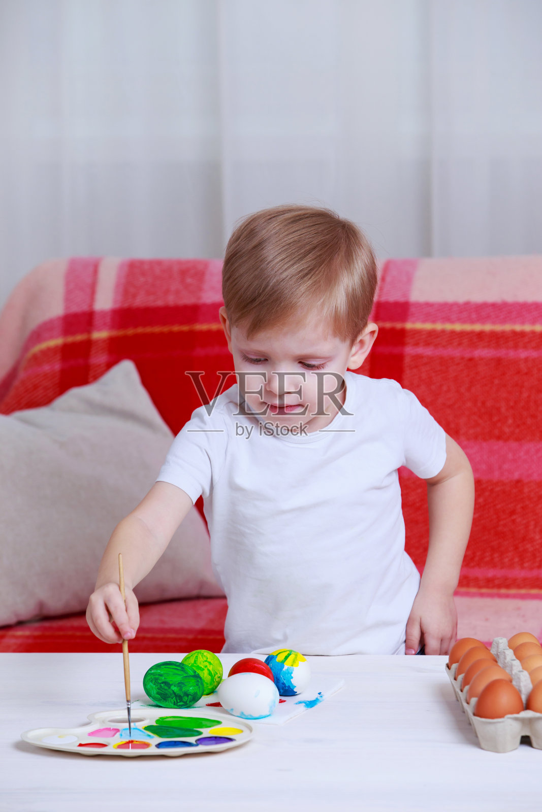 小男孩画鸡蛋照片摄影图片