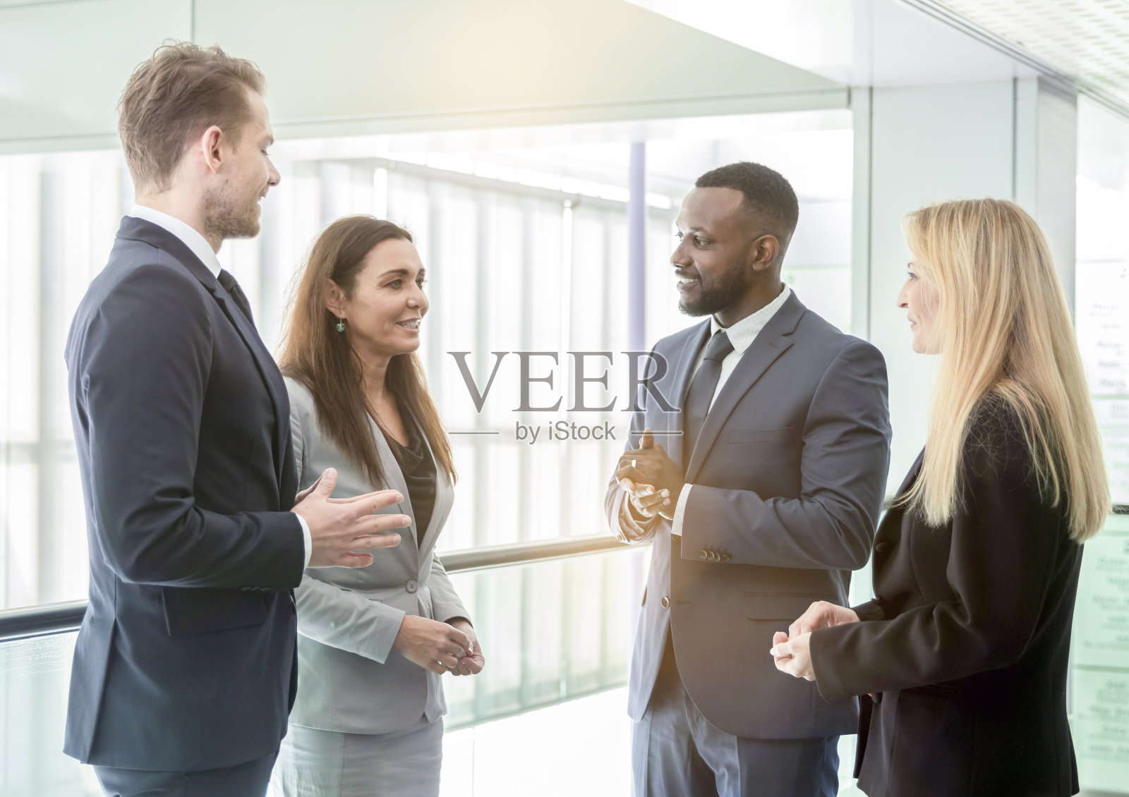 同事们在大厅里讨论业务照片摄影图片