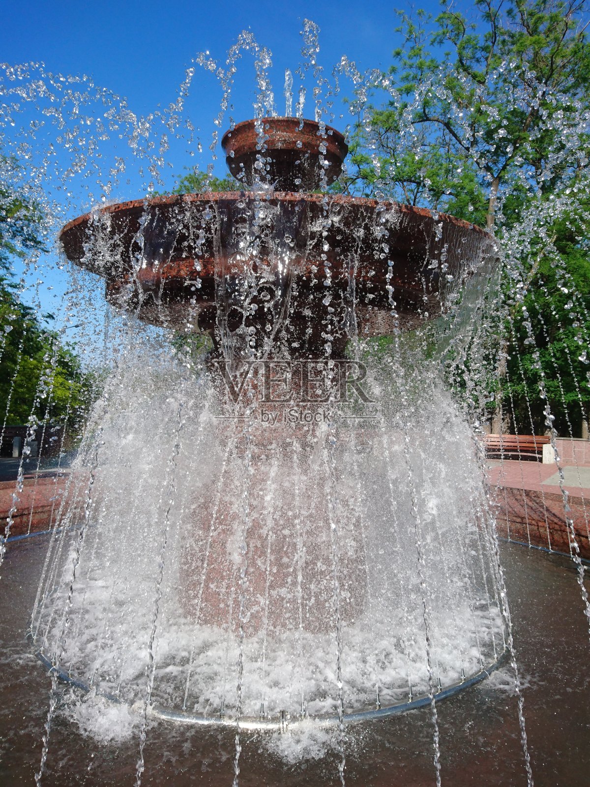 公园里古老的喷泉照片摄影图片