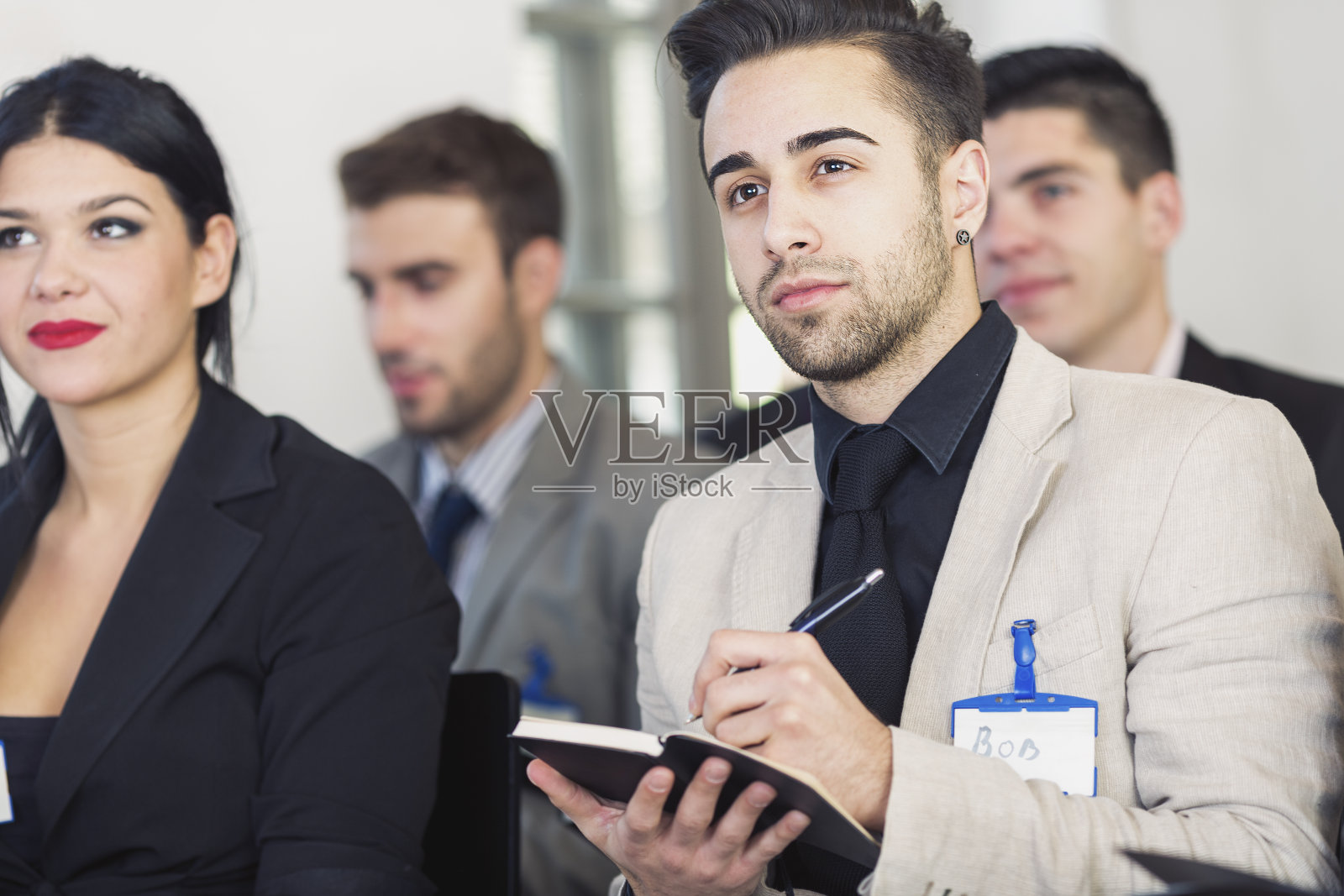 年轻的商人在开会照片摄影图片