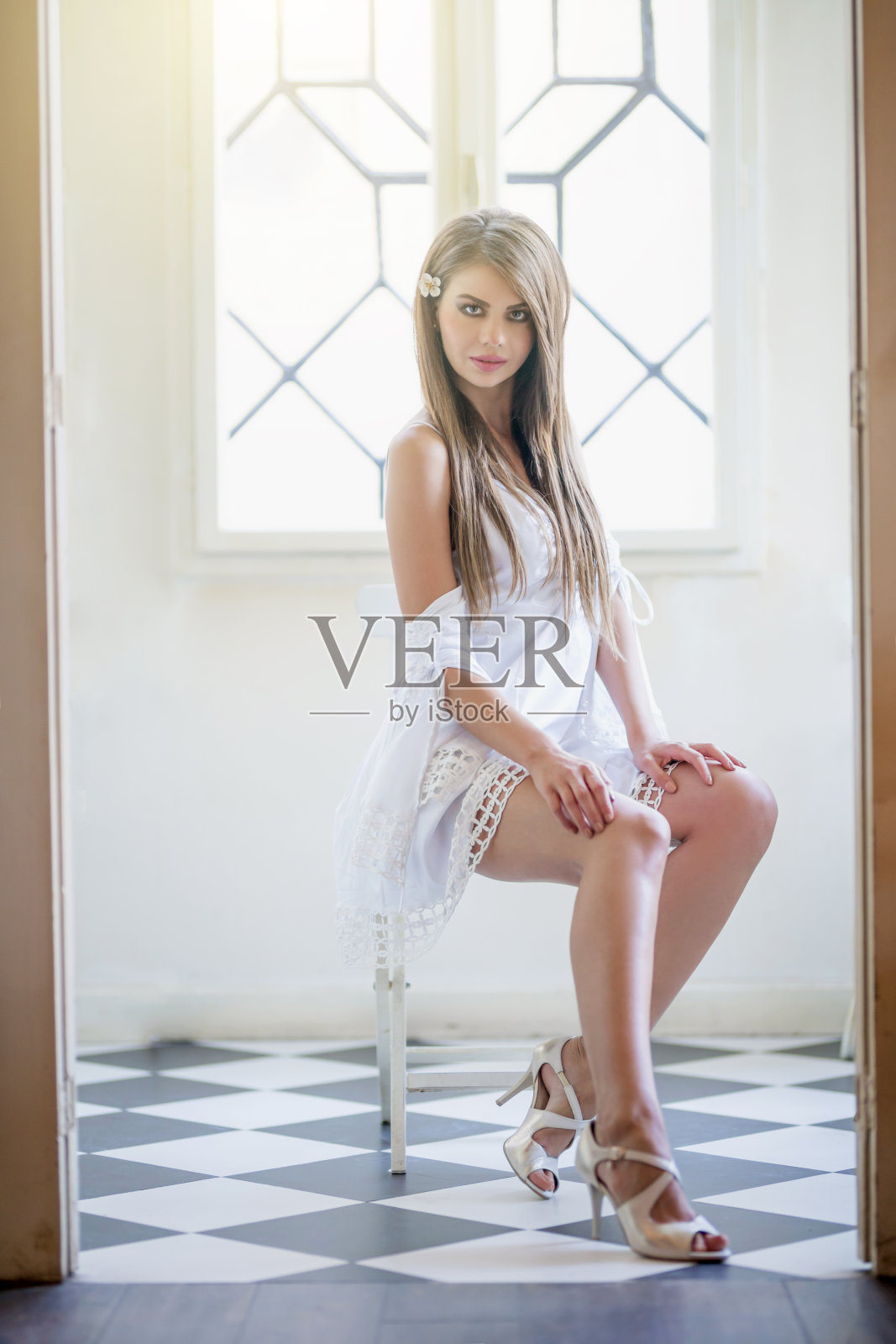 有点诱惑的年轻女子,有启发性的美丽照片摄影图片