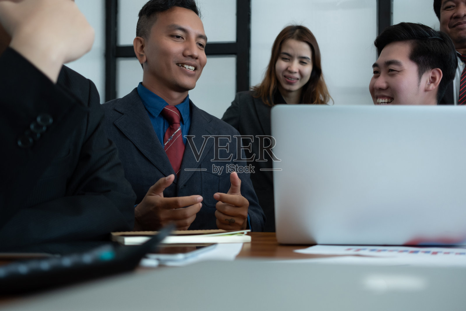 商务人士开会头脑风暴,在办公室一起讨论项目,团队合作理念照片摄影图片