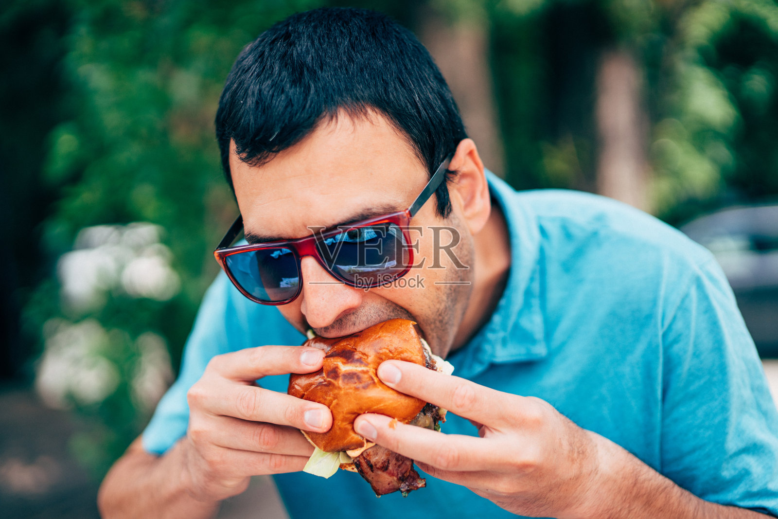 吃街头汉堡的年轻人照片摄影图片