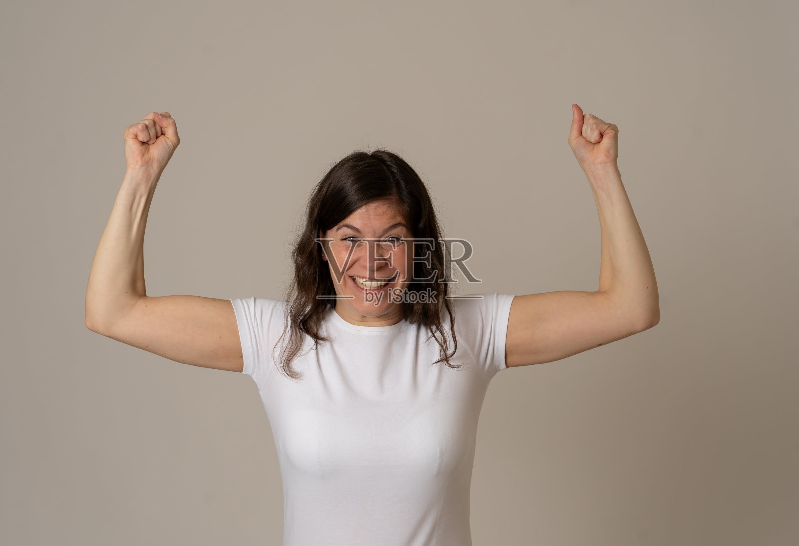 面部表情,人类情感和庆祝。美丽的震惊女人的肖像听到好消息,中彩票或有很大的成功与惊讶的快乐的脸作出愉快的手势。照片摄影图片