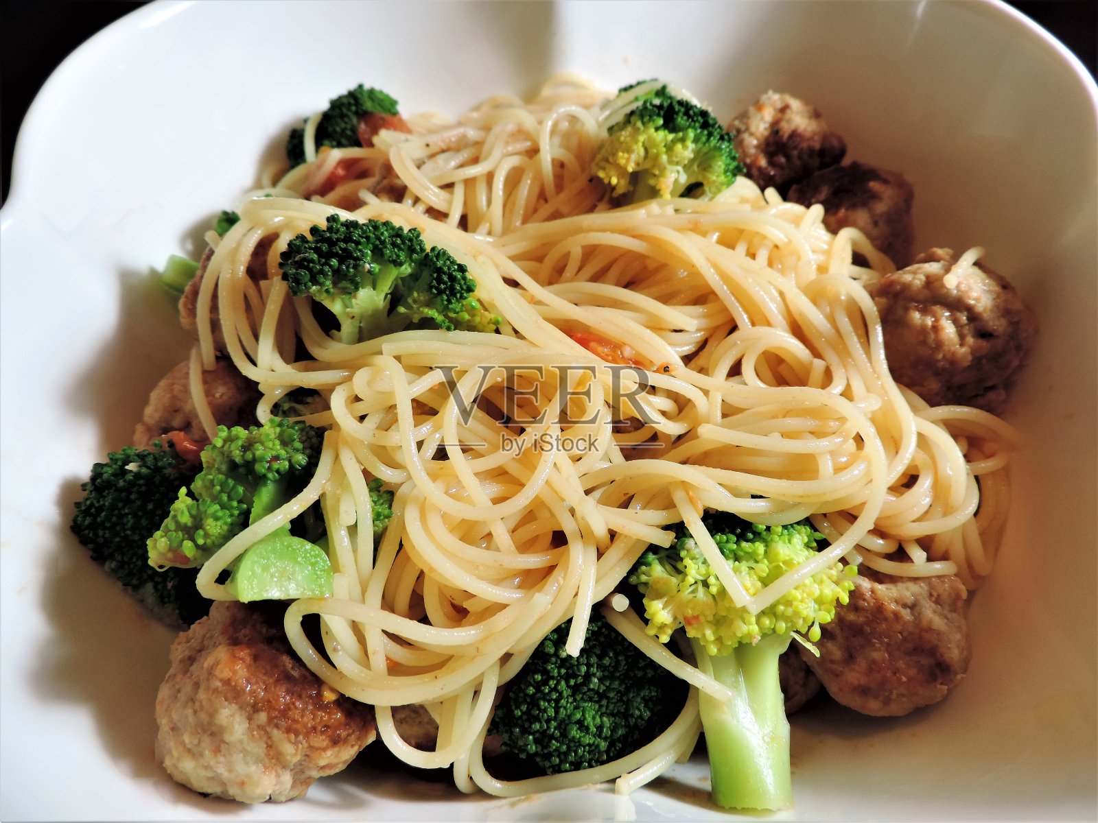 肉丸意大利面配西兰花。3.照片摄影图片