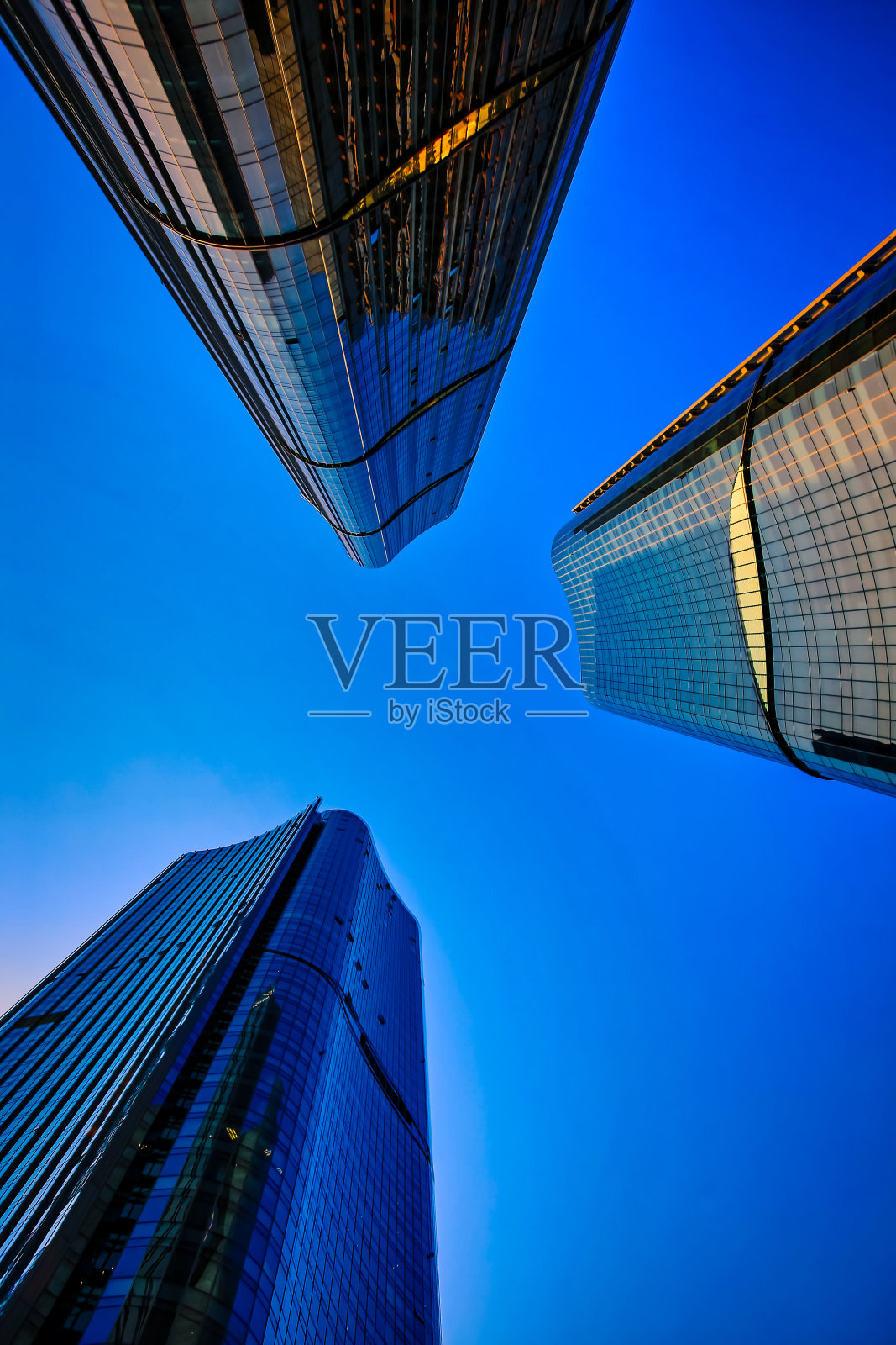 城市建筑夜景日落效果照片摄影图片