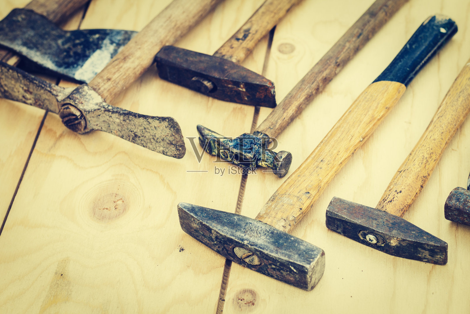 一套复古的手工施工工具在一个木制的背景,复古的概念照片摄影图片