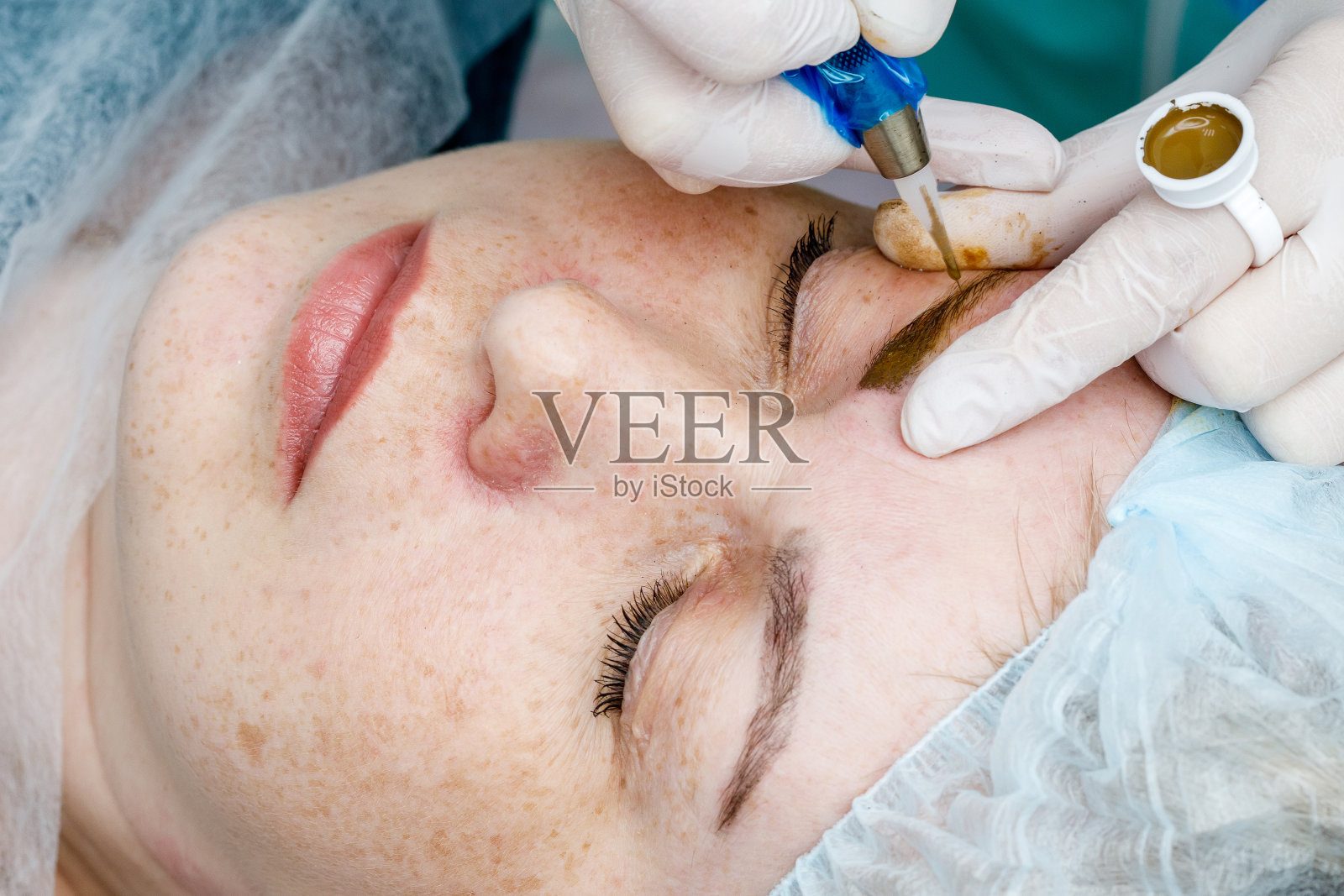 永久性化妆,纹眉毛。美容师化妆照片摄影图片