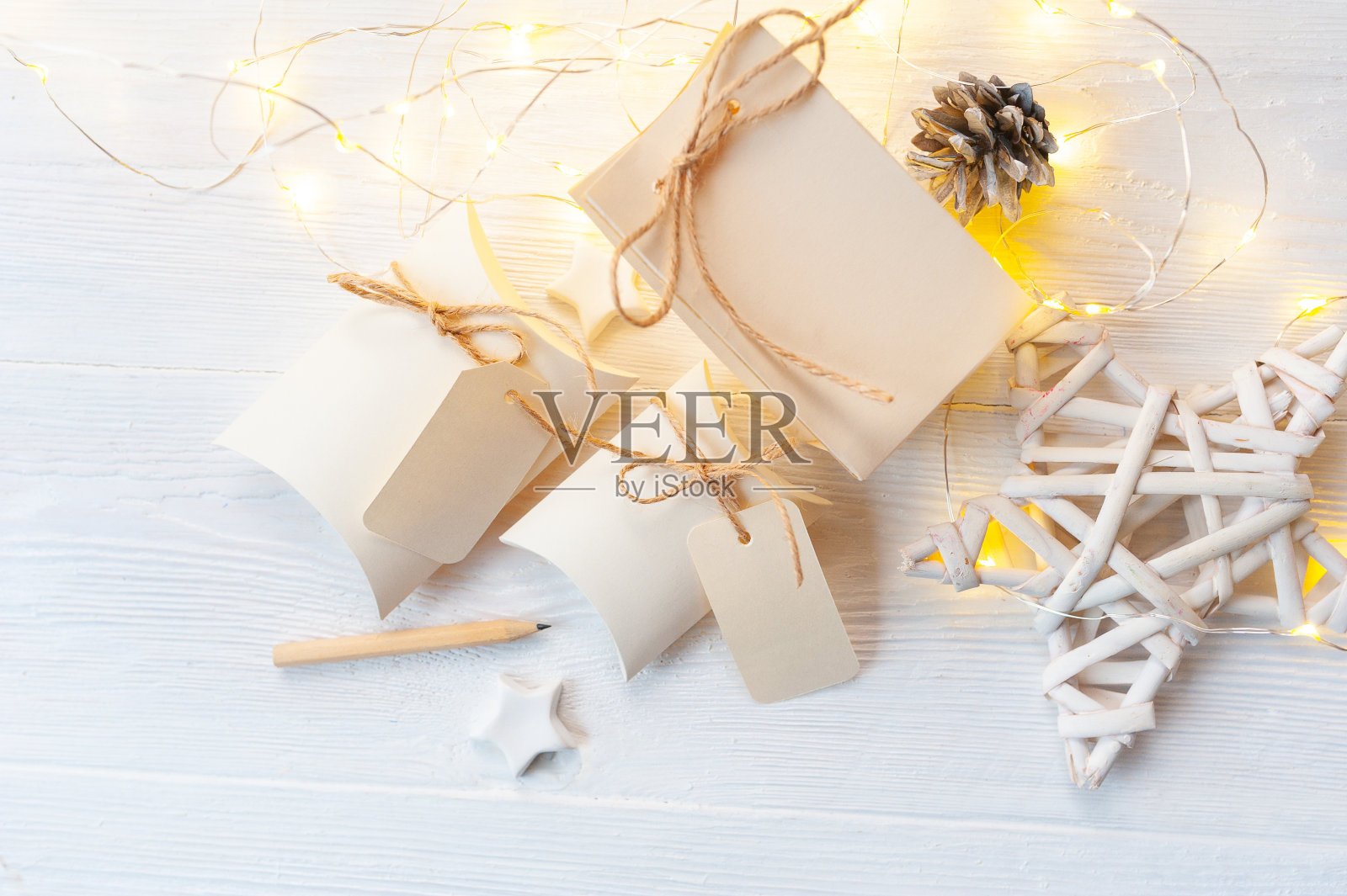 木制背景标签的圣诞牛皮纸礼盒模型。贺卡俯视图照片摄影图片