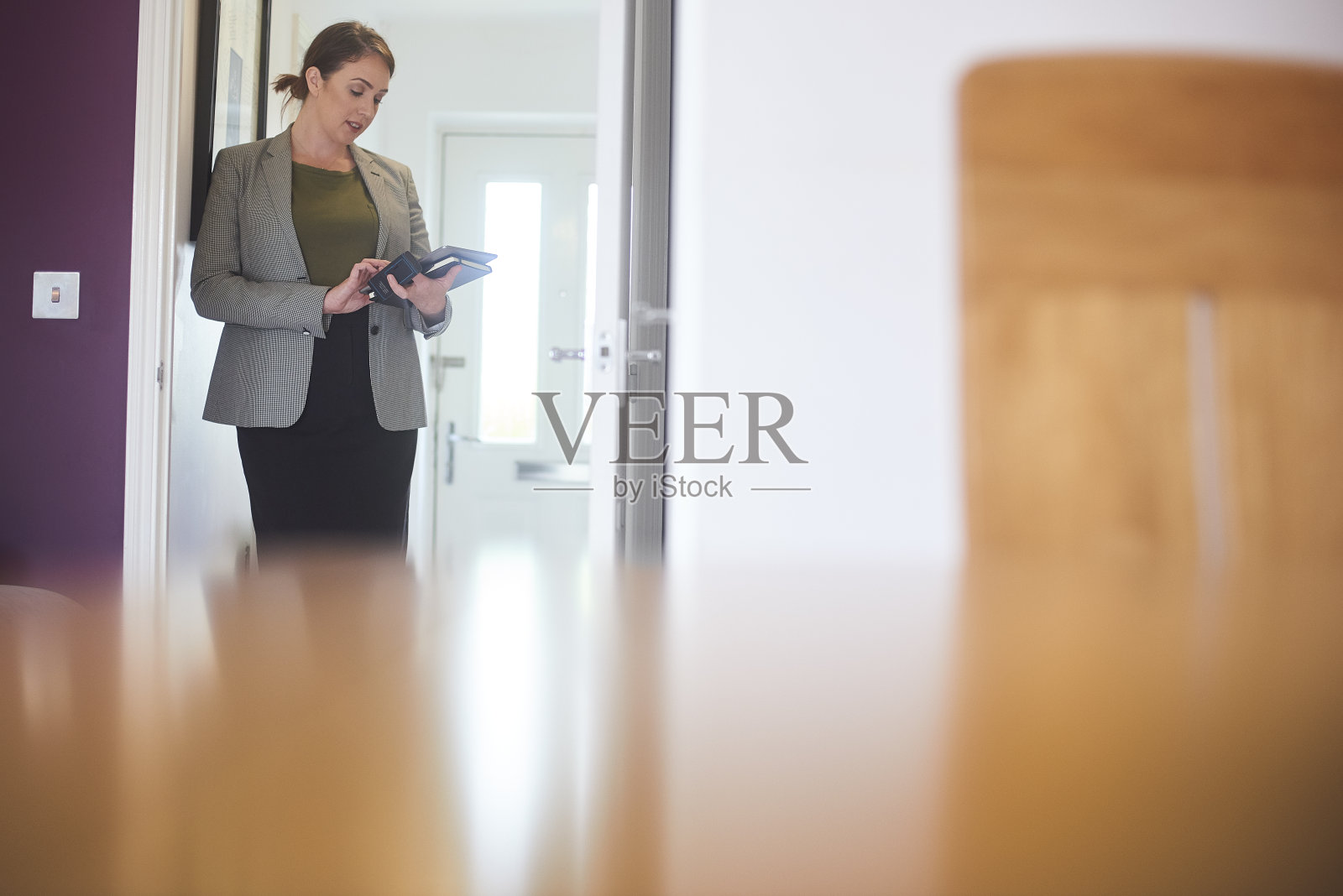 房地产经纪人正在给房子估价照片摄影图片