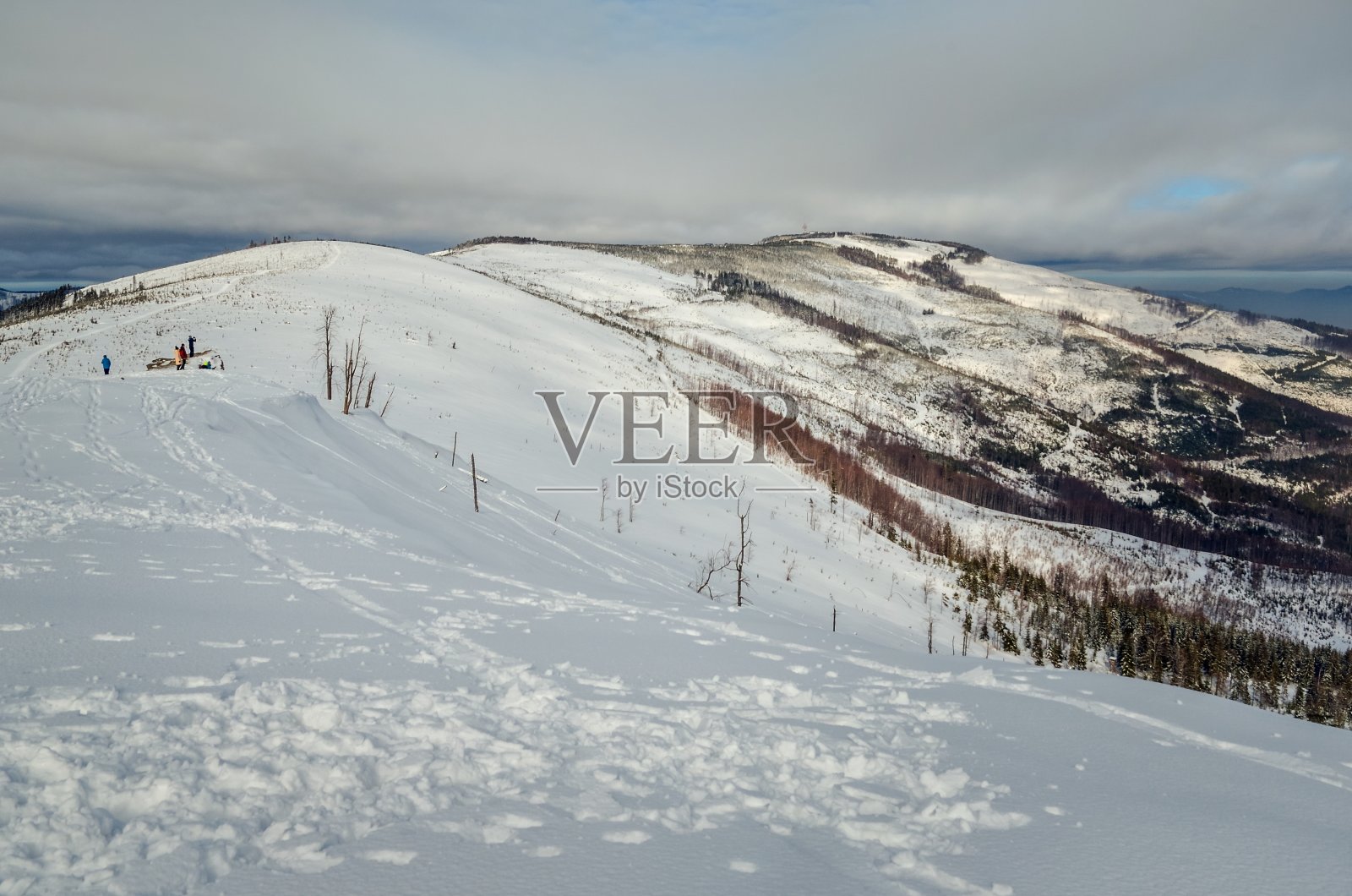 美丽的冬季雪白色的山景。照片摄影图片