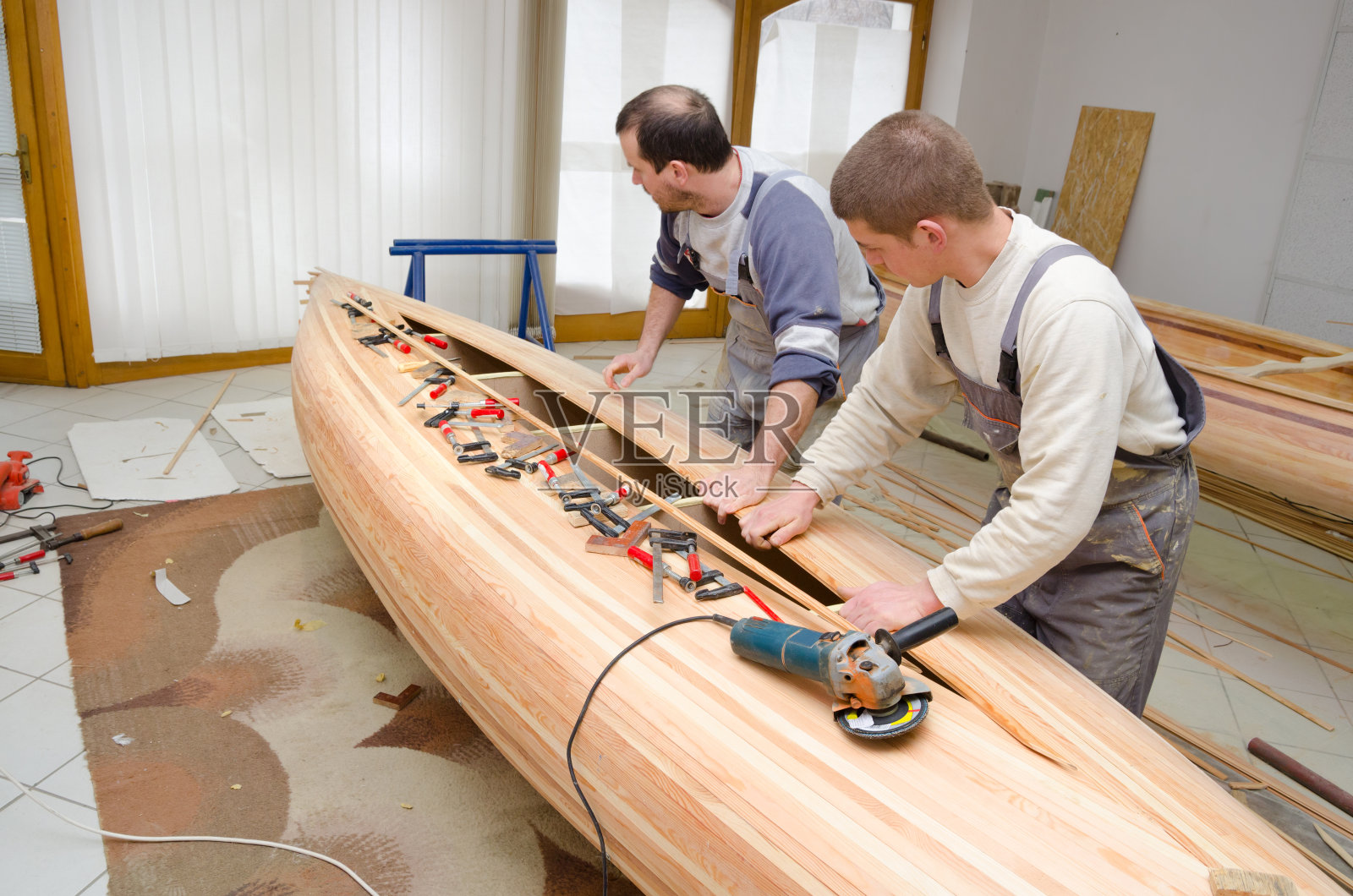 木匠在车间里做木独木舟照片摄影图片