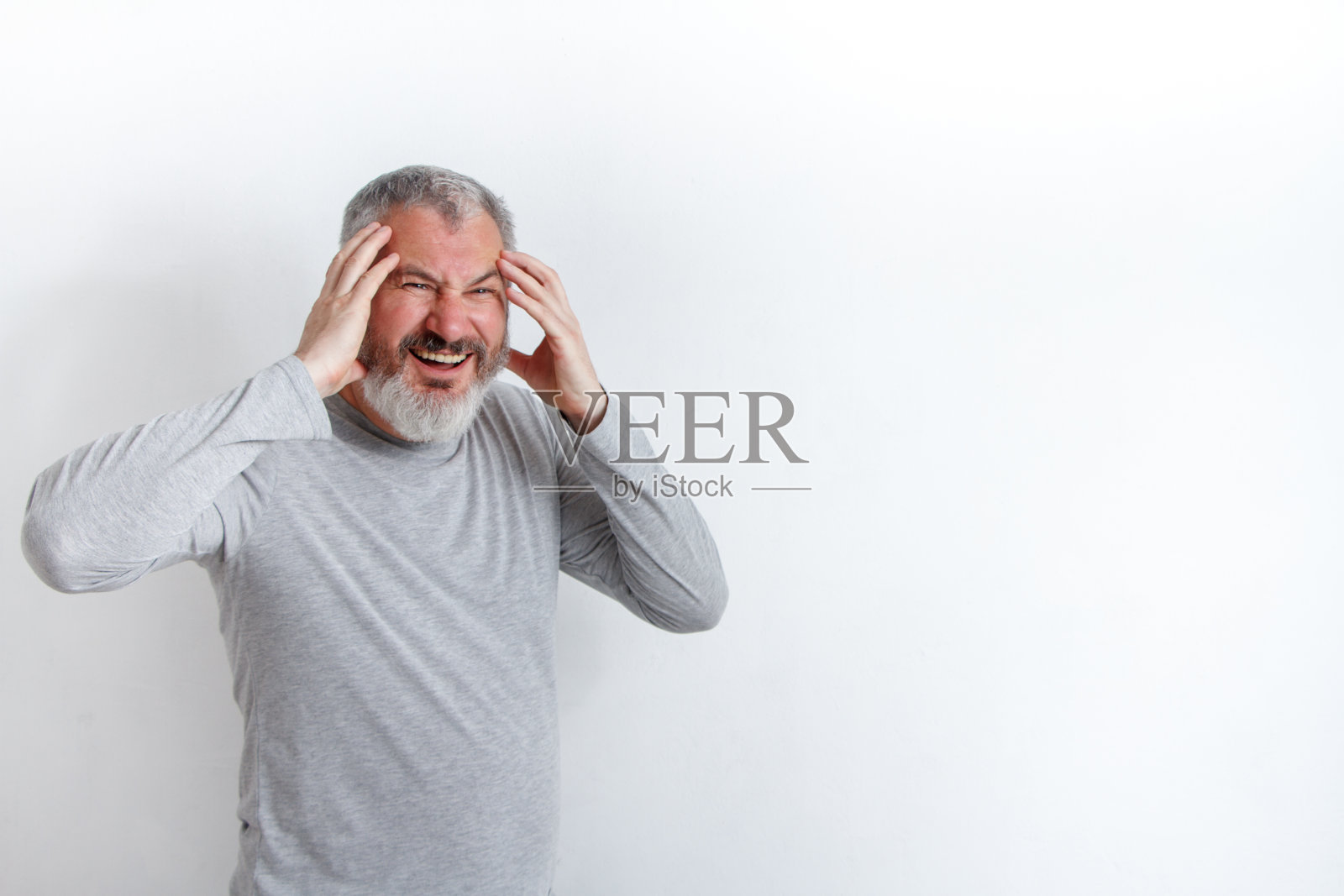 留胡须白发男人头痛,绝望焦虑照片摄影图片