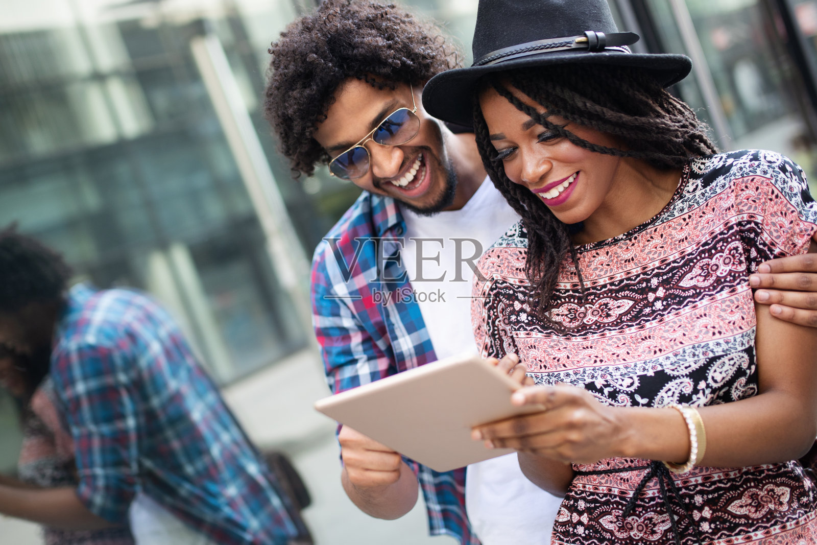 幸福的年轻黑人夫妇使用数码平板电脑的近距离肖像照片摄影图片