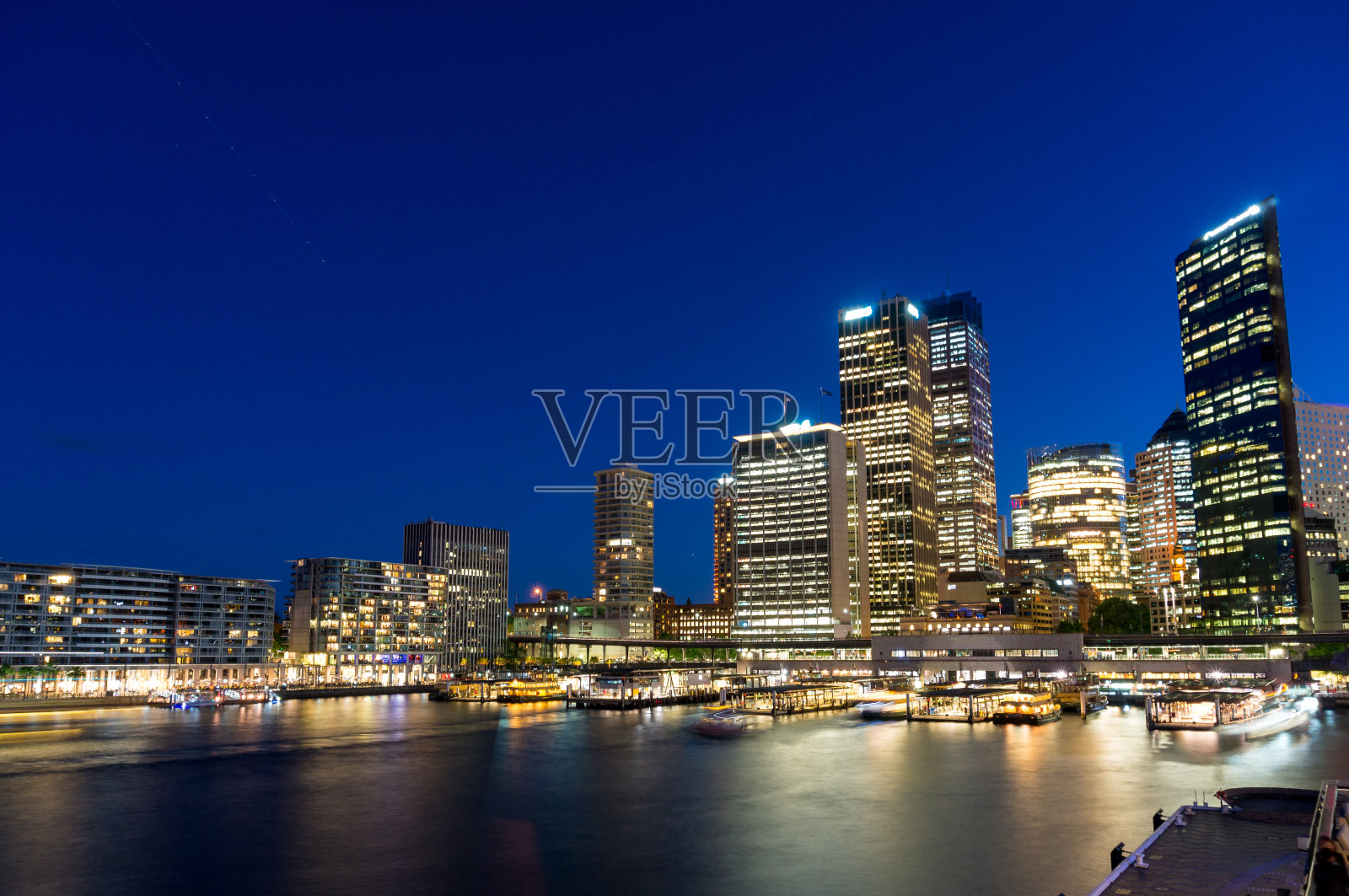 悉尼夜景。商业办公大楼和环形码头的城市景观照片摄影图片