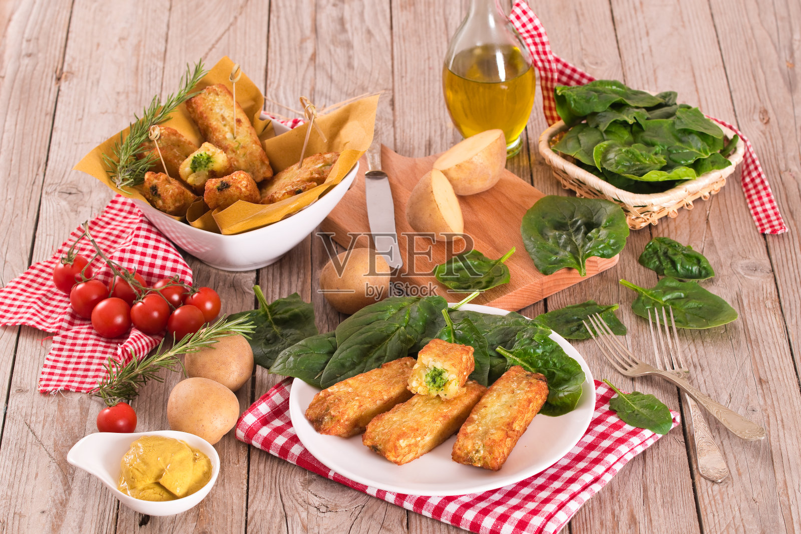 菠菜马苏里拉土豆饼。照片摄影图片