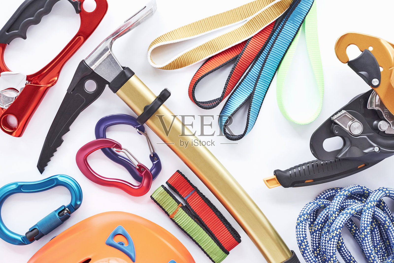 的仪器。前视图。安全攀登设备放在白色的桌子上。极限运动的概念照片摄影图片