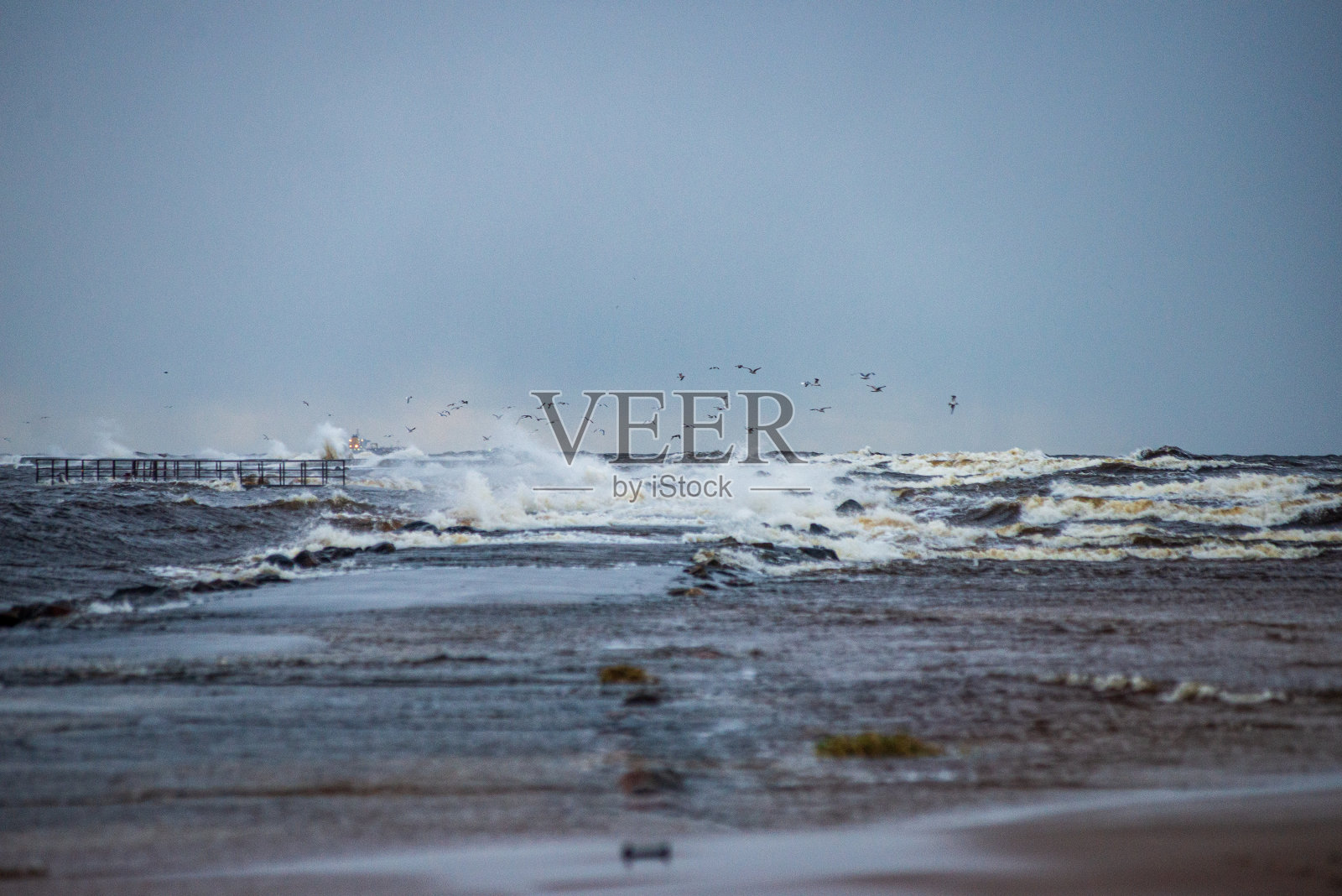 暴风雨天气下的湖泊或海滩照片摄影图片
