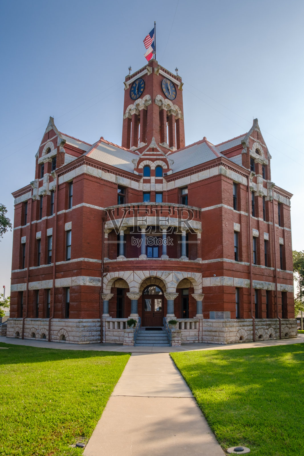 小镇广场和历史悠久的李县法院建于1899年。美国德克萨斯州东南部李县吉丁斯市照片摄影图片