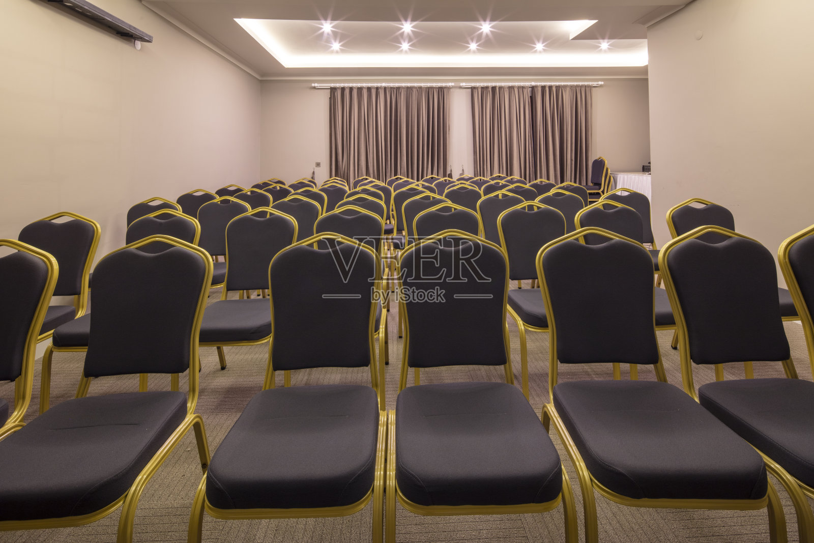 研讨会演讲。空空如也的会议室,空座位很多。讲习班和研讨会礼堂。棕色的颜色。照片摄影图片