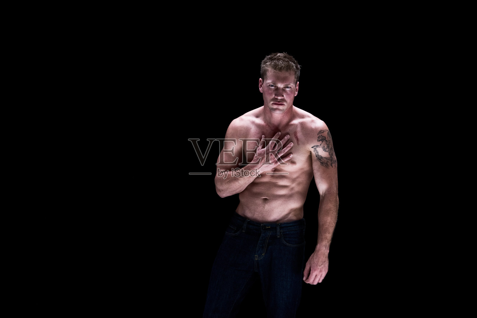 有吸引力的男人赤膊上阵照片摄影图片