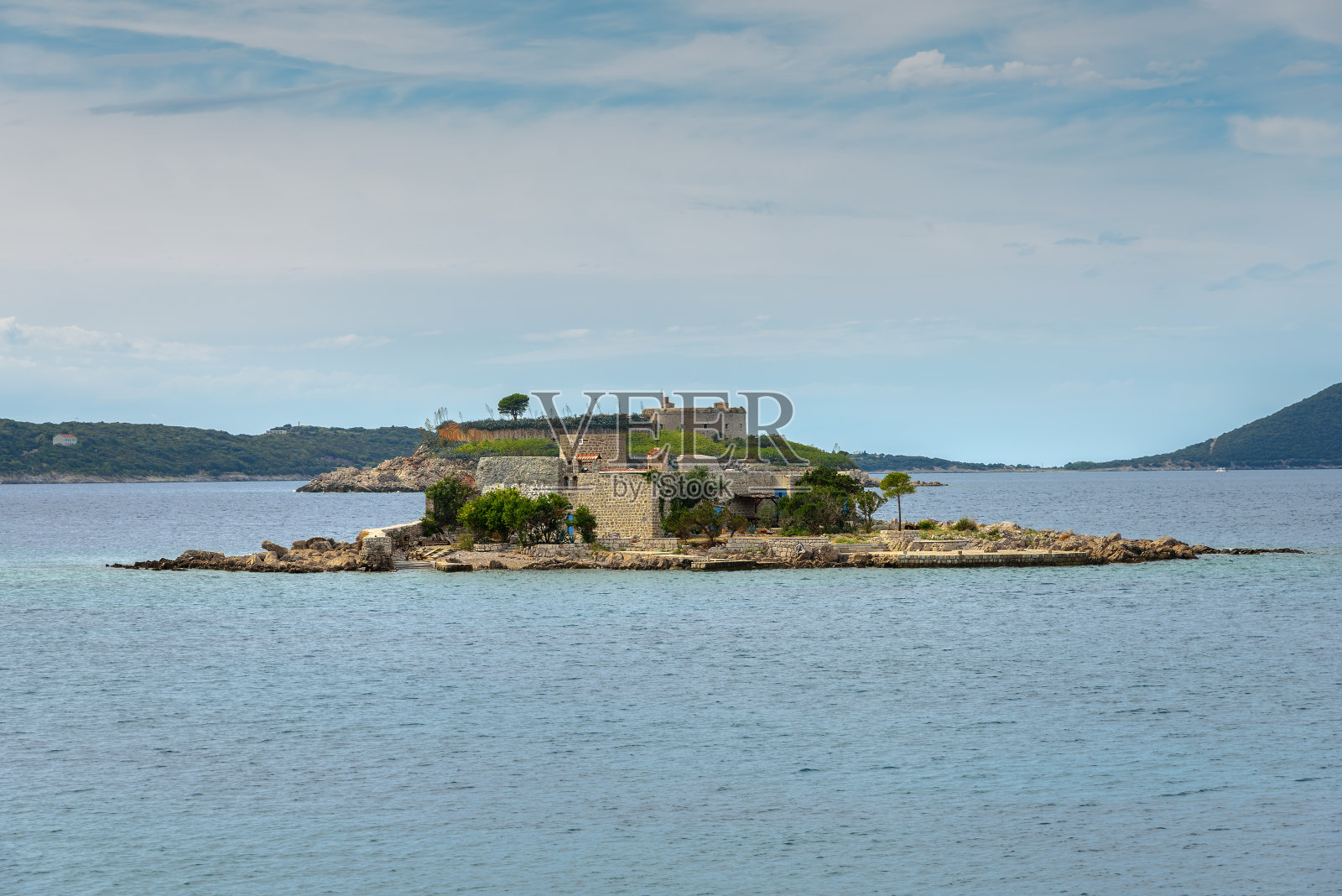 进入圣母庙的修道院。亚得里亚海的赞吉奇岛。黑山亚得里亚海历史观光照片摄影图片