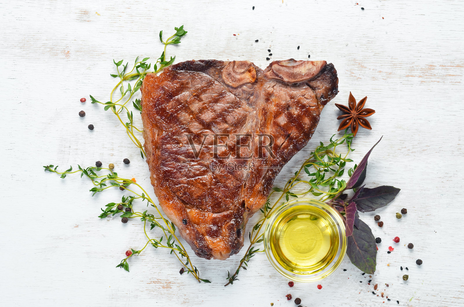 四分熟的烤t骨牛排在白色的桌子上。前视图。文本的空闲空间。照片摄影图片