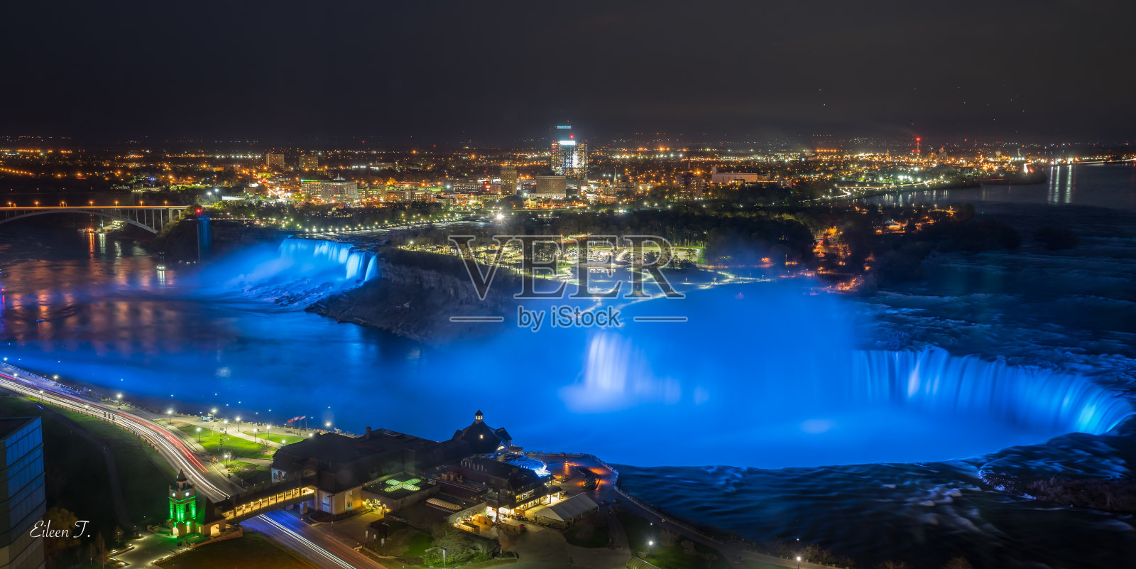 灯光照亮了尼亚加拉瀑布的瀑布照片摄影图片