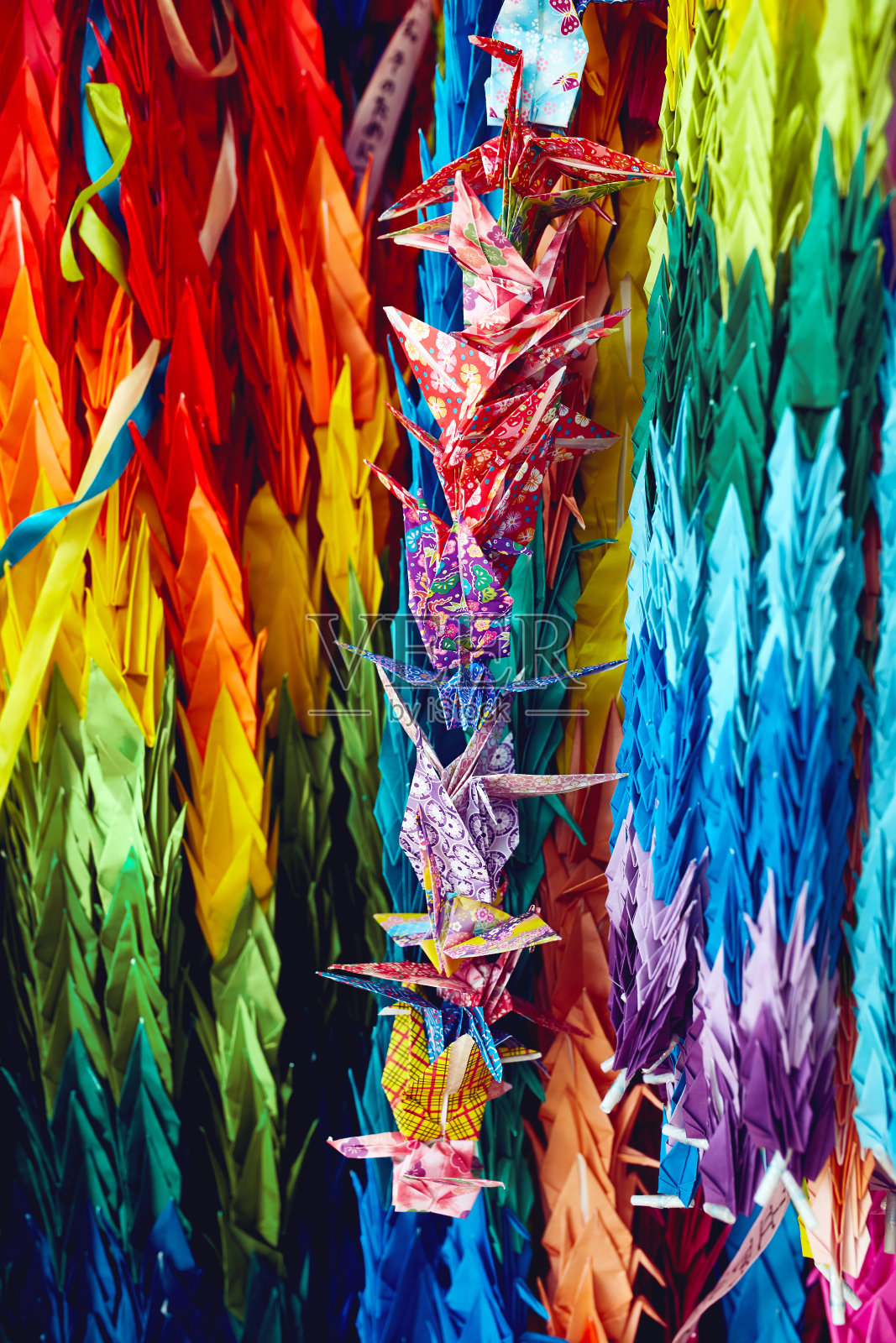 日本广岛的彩色纸鹤照片摄影图片