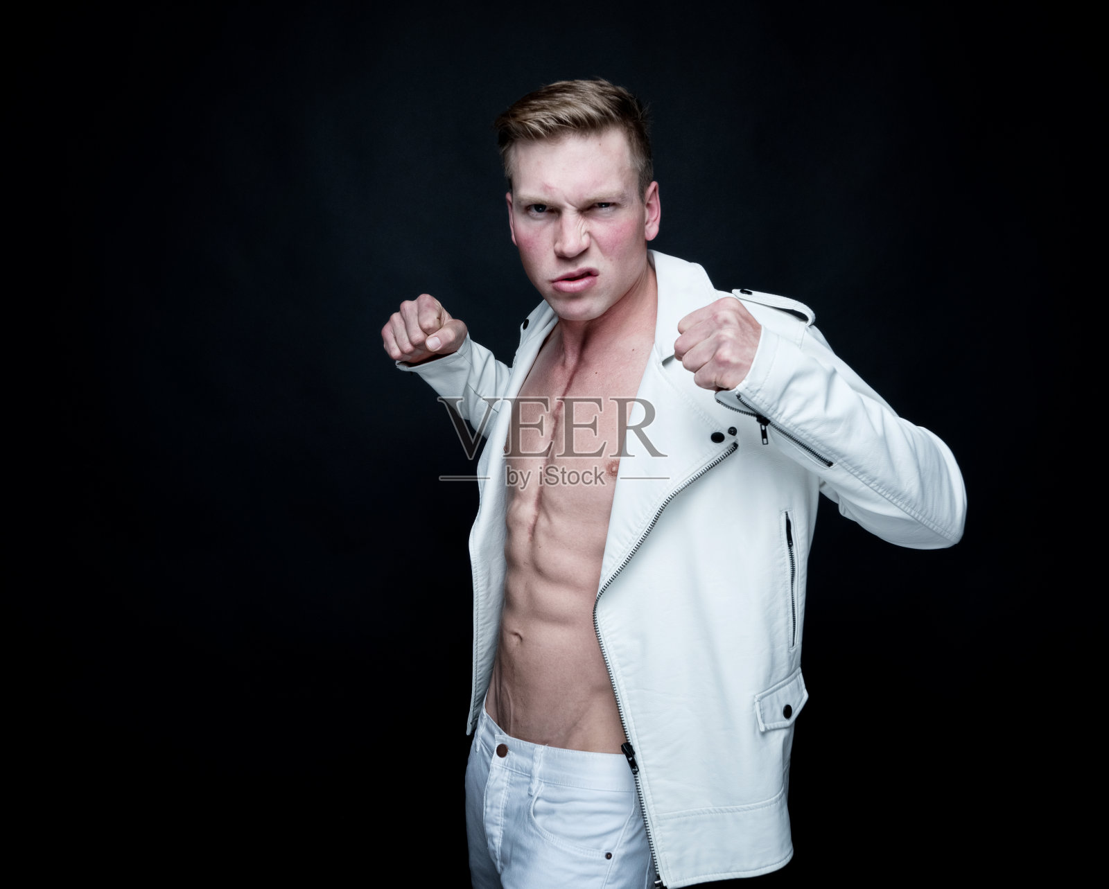 身穿白色皮夹克的迷人男士照片摄影图片