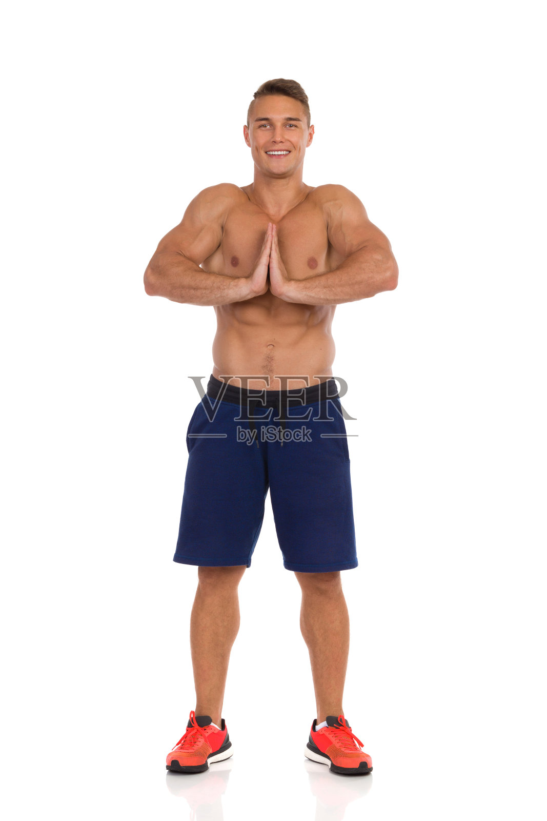 年轻的健康男子站在和伸展。照片摄影图片