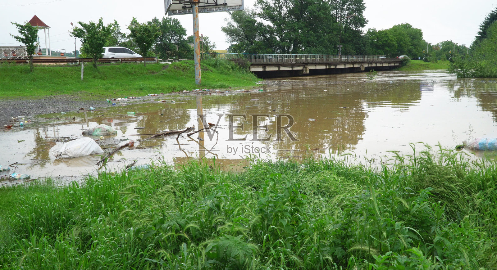 小河流的高水位泛滥水道照片摄影图片