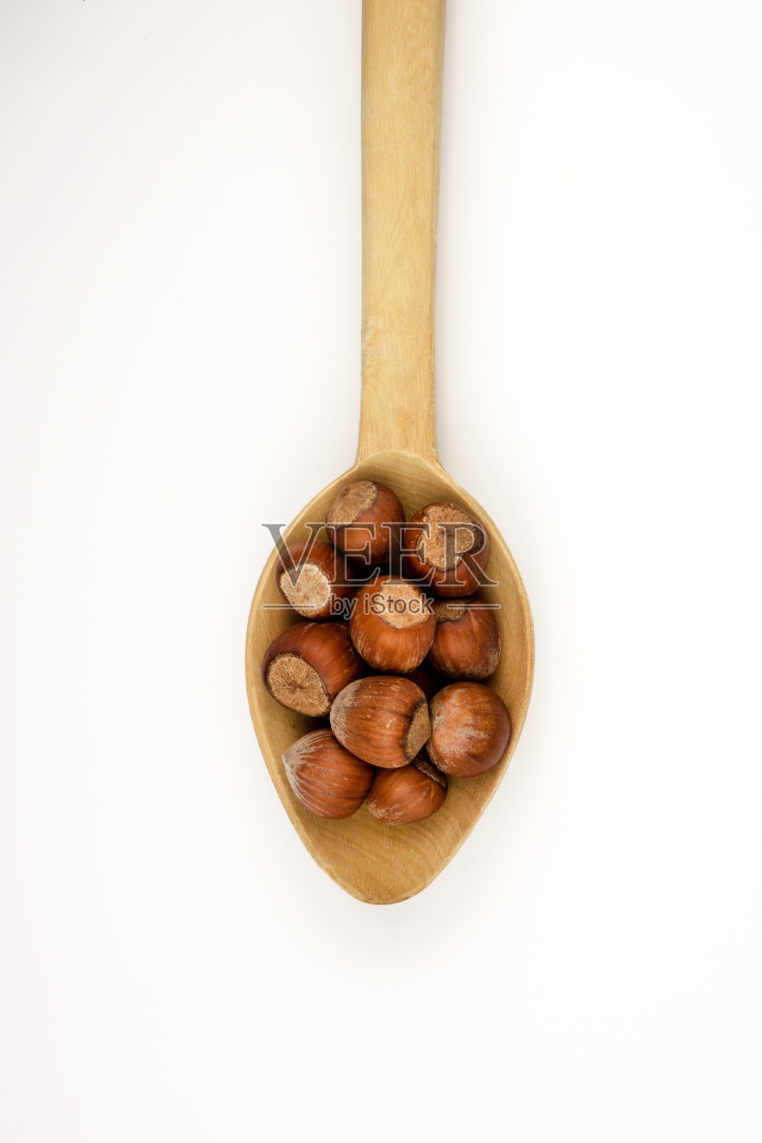 用木勺舀榛子照片摄影图片