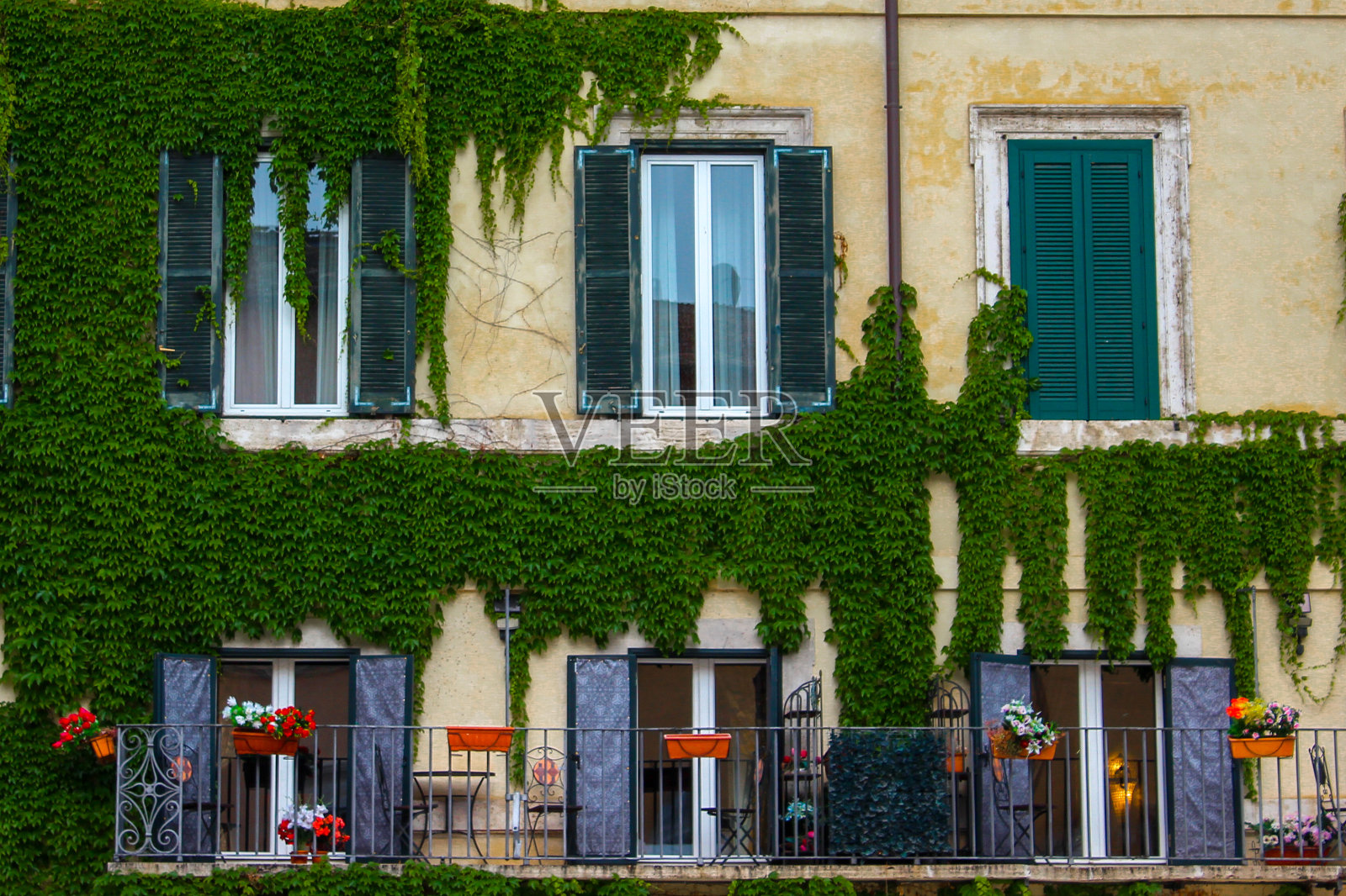 有阳台和鲜花的旧建筑照片摄影图片