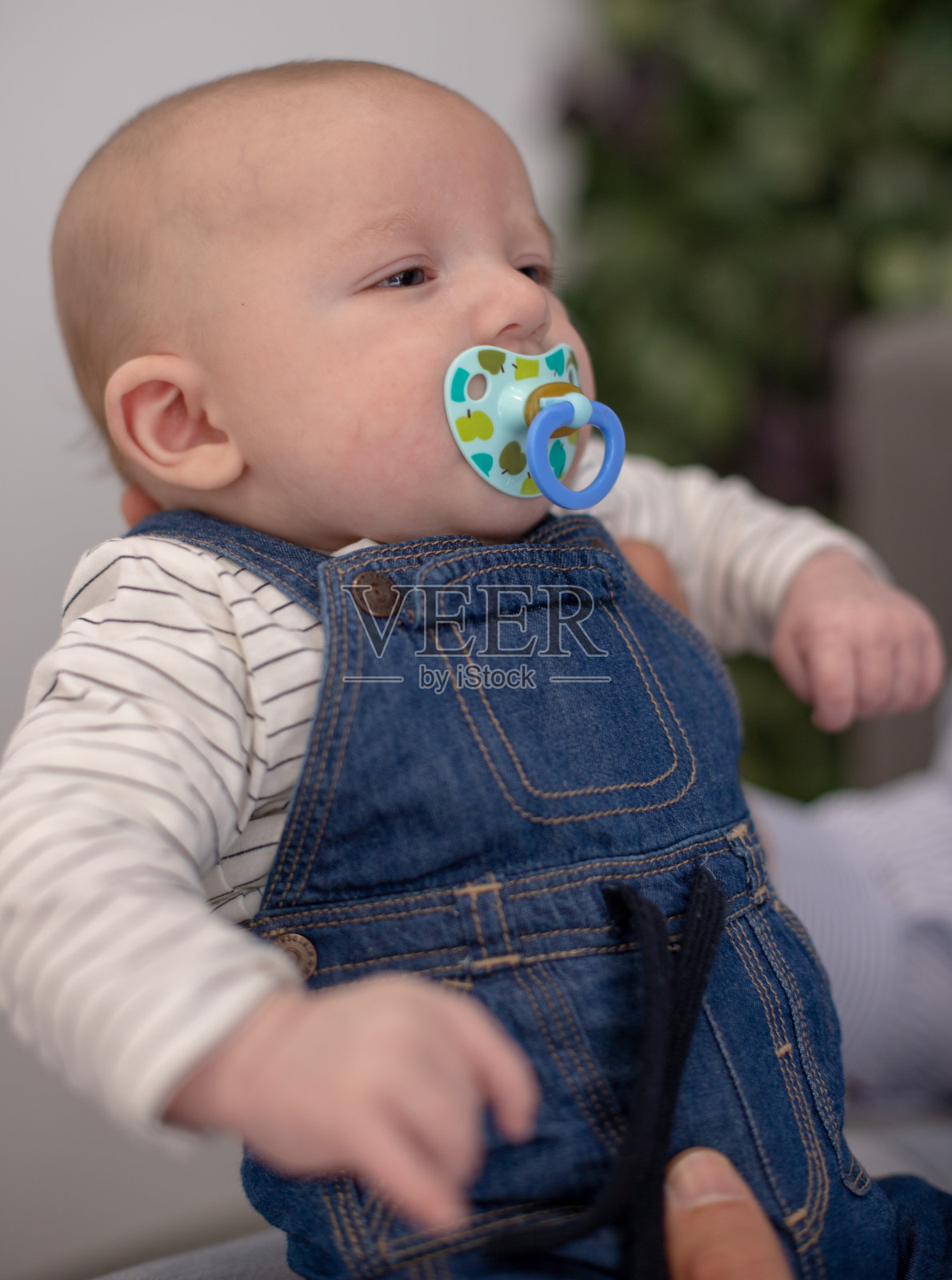 父亲试图哄他的孩子睡觉照片摄影图片