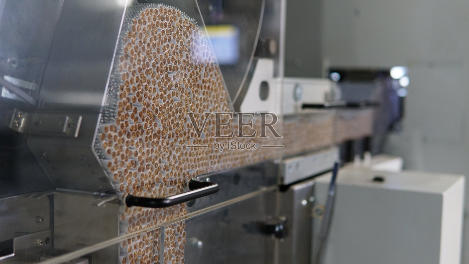 烟草工厂的卷烟生产线照片摄影图片