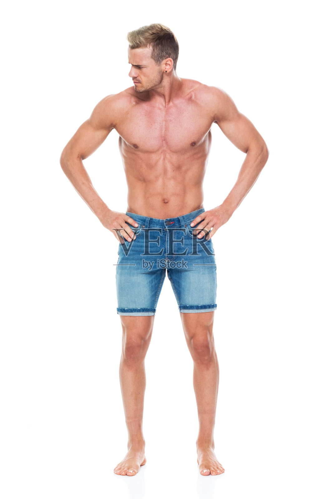 合身的赤膊肌肉男子穿着牛仔短裤照片摄影图片