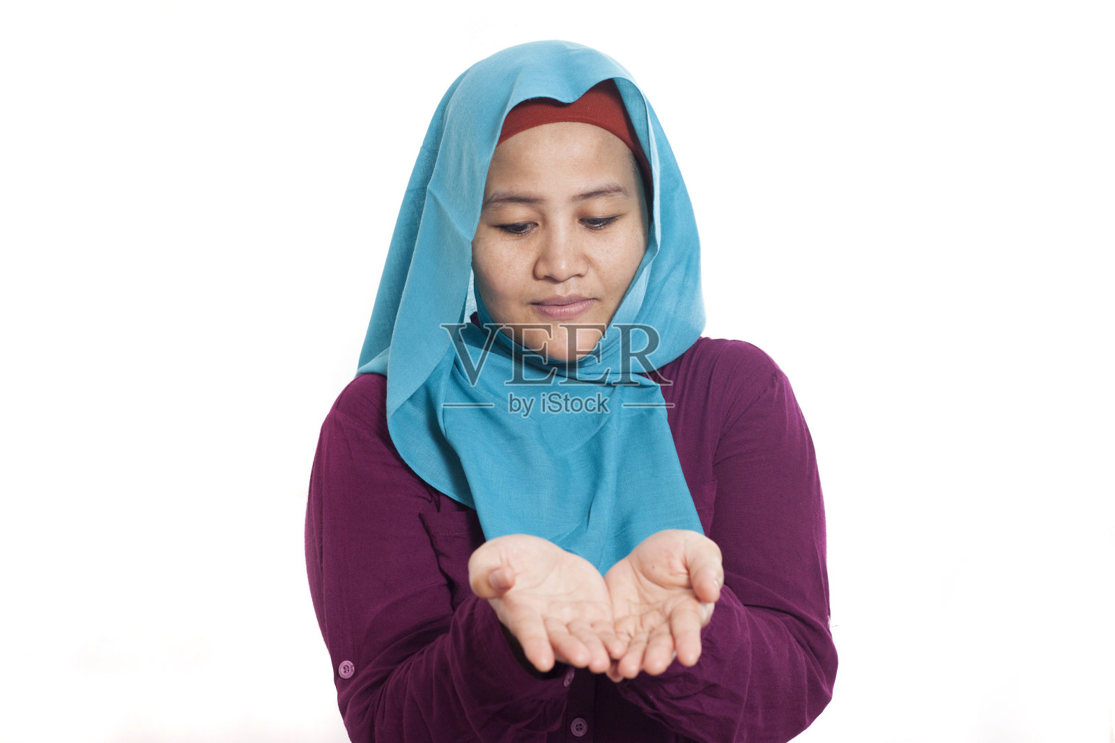 展示空手的穆斯林女商人照片摄影图片