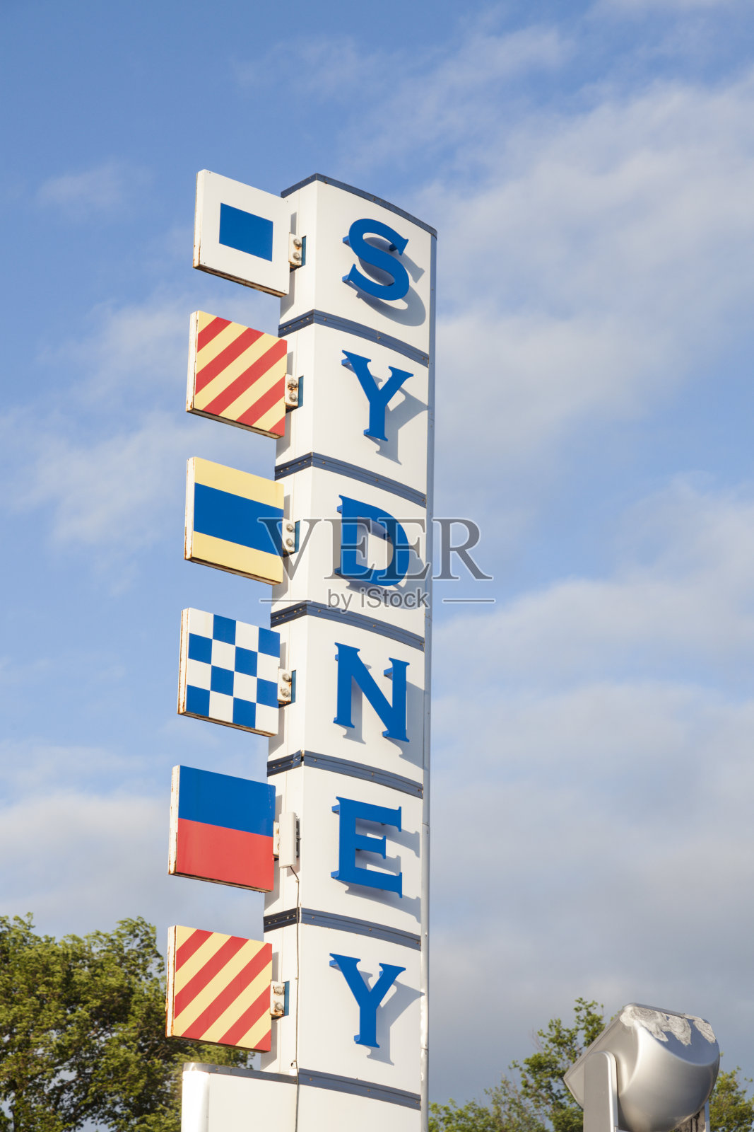 蓝天映衬下的悉尼标志照片摄影图片