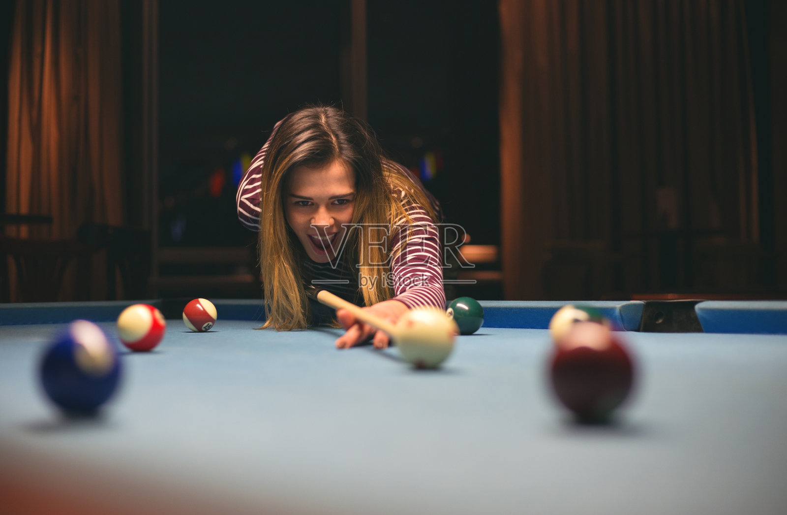 可爱的年轻女子瞄准白色台球照片摄影图片
