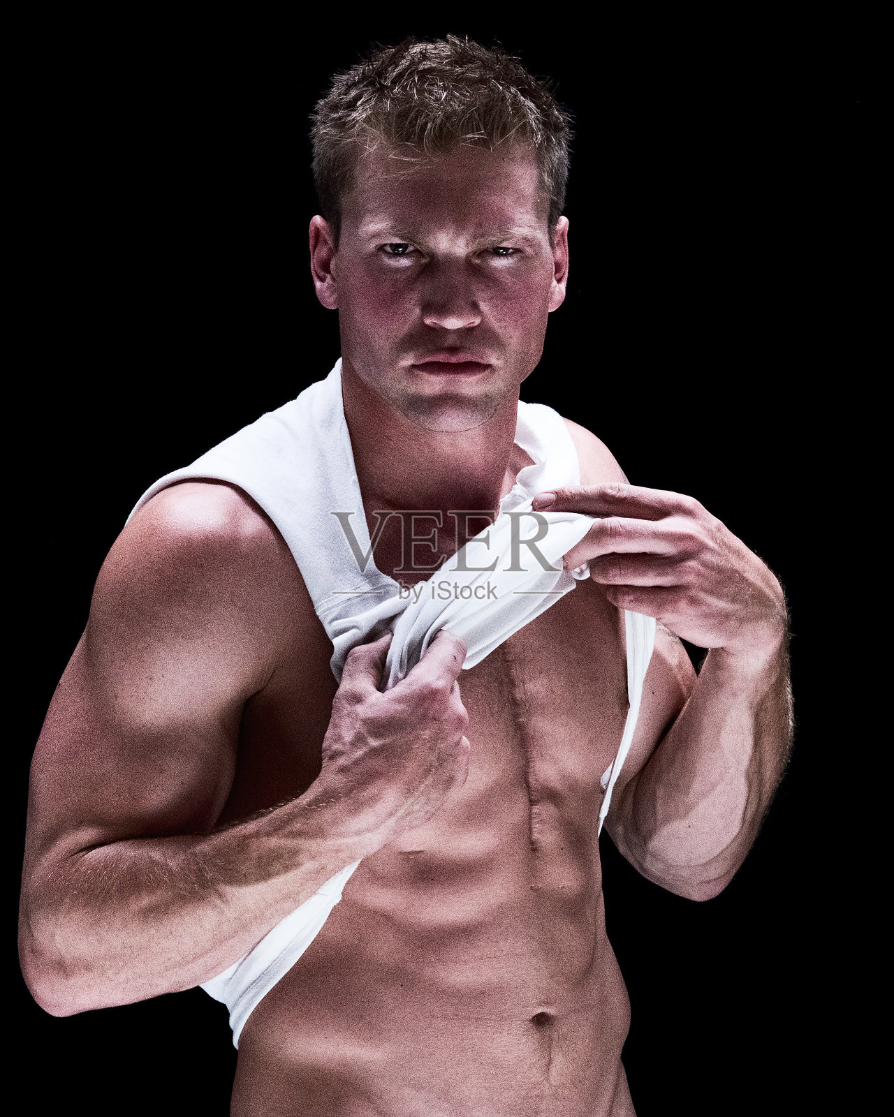 穿着破衬衫的性感男人照片摄影图片