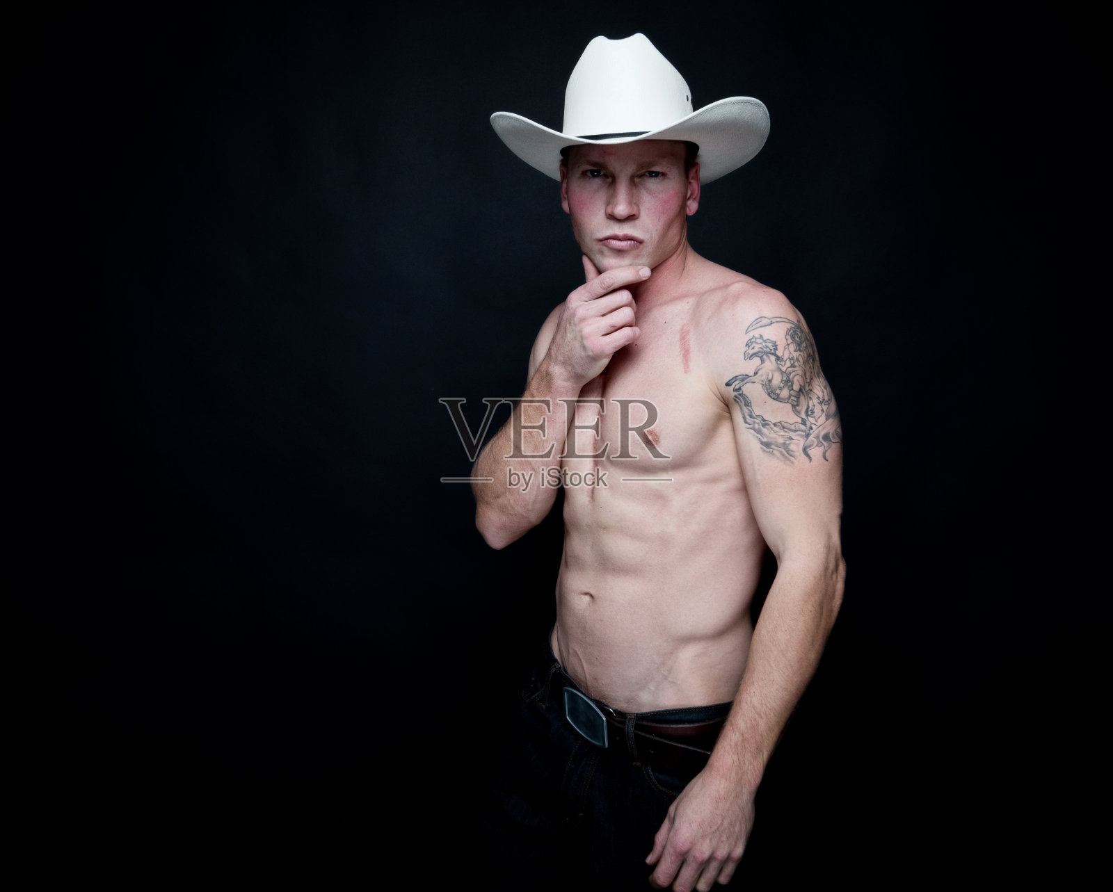 戴着白色牛仔帽的迷人牛仔照片摄影图片