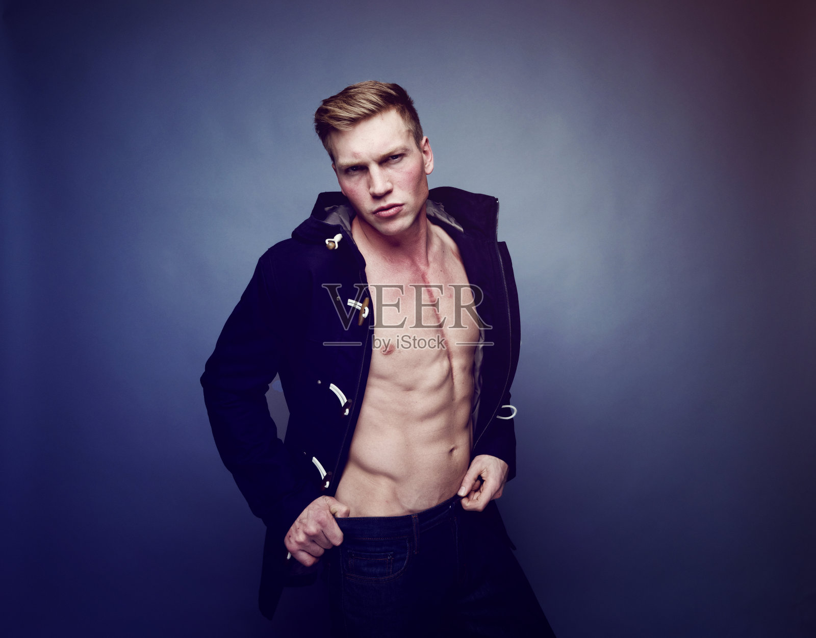 性感的男人穿着暖和的衣服照片摄影图片