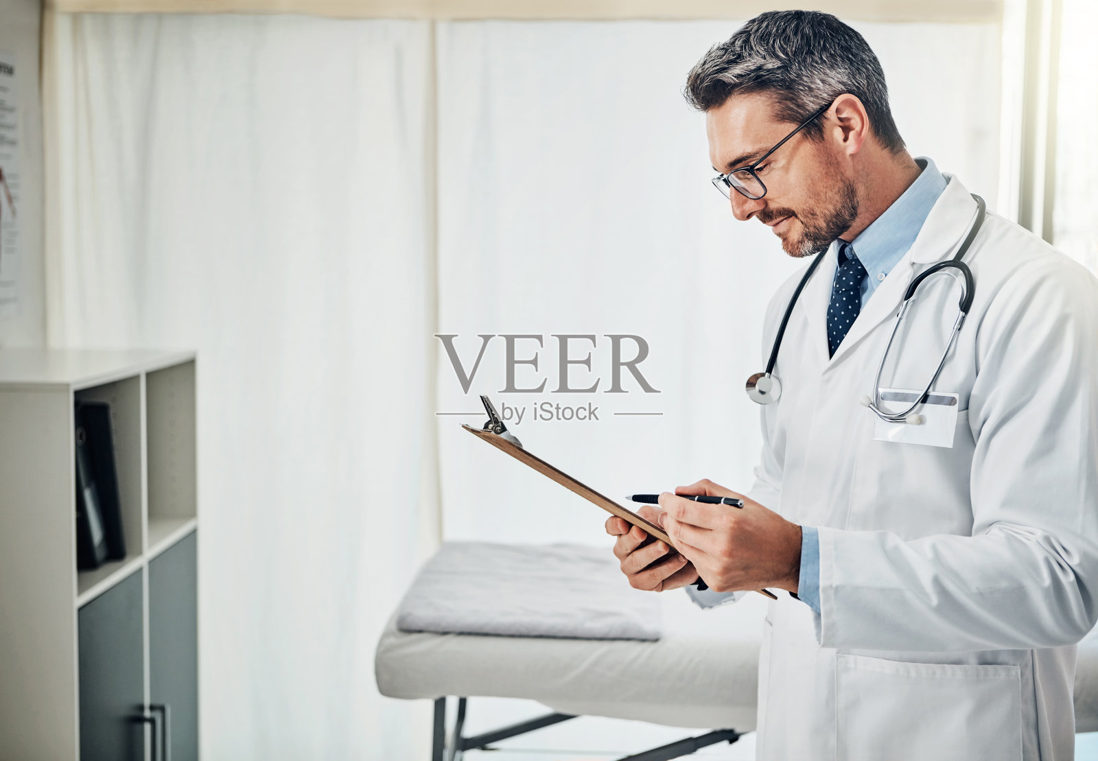 认真记录病人的康复情况照片摄影图片