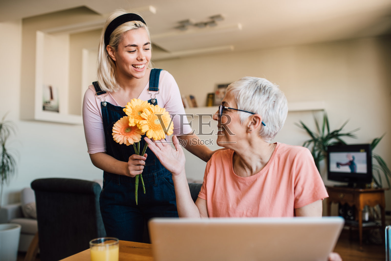 女孩给妈妈送花照片摄影图片