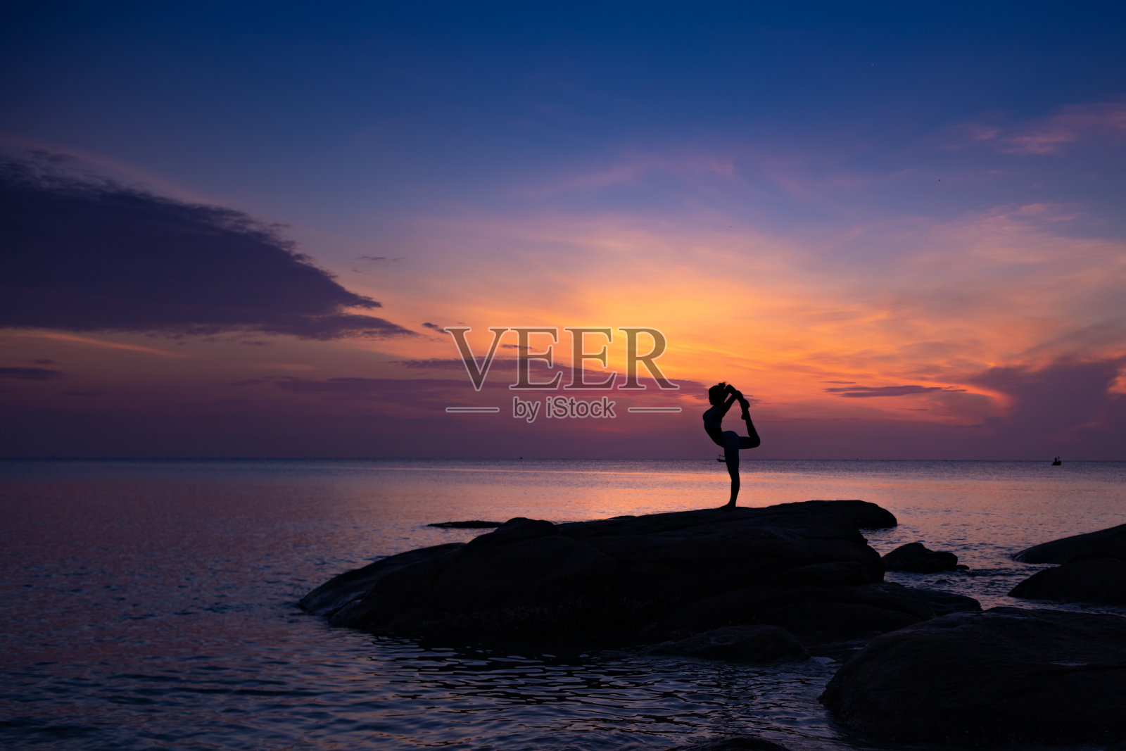 亚洲女性练习瑜伽照片摄影图片