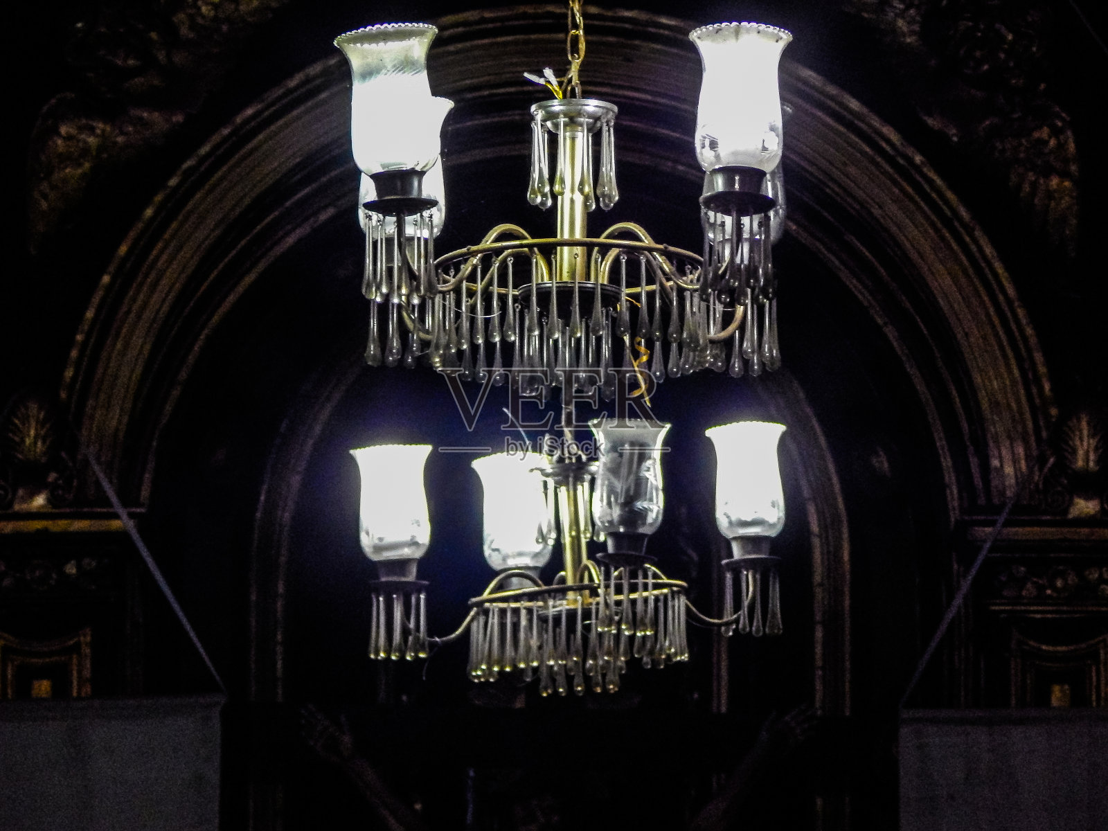 教堂里有几盏灯的吊灯照片摄影图片