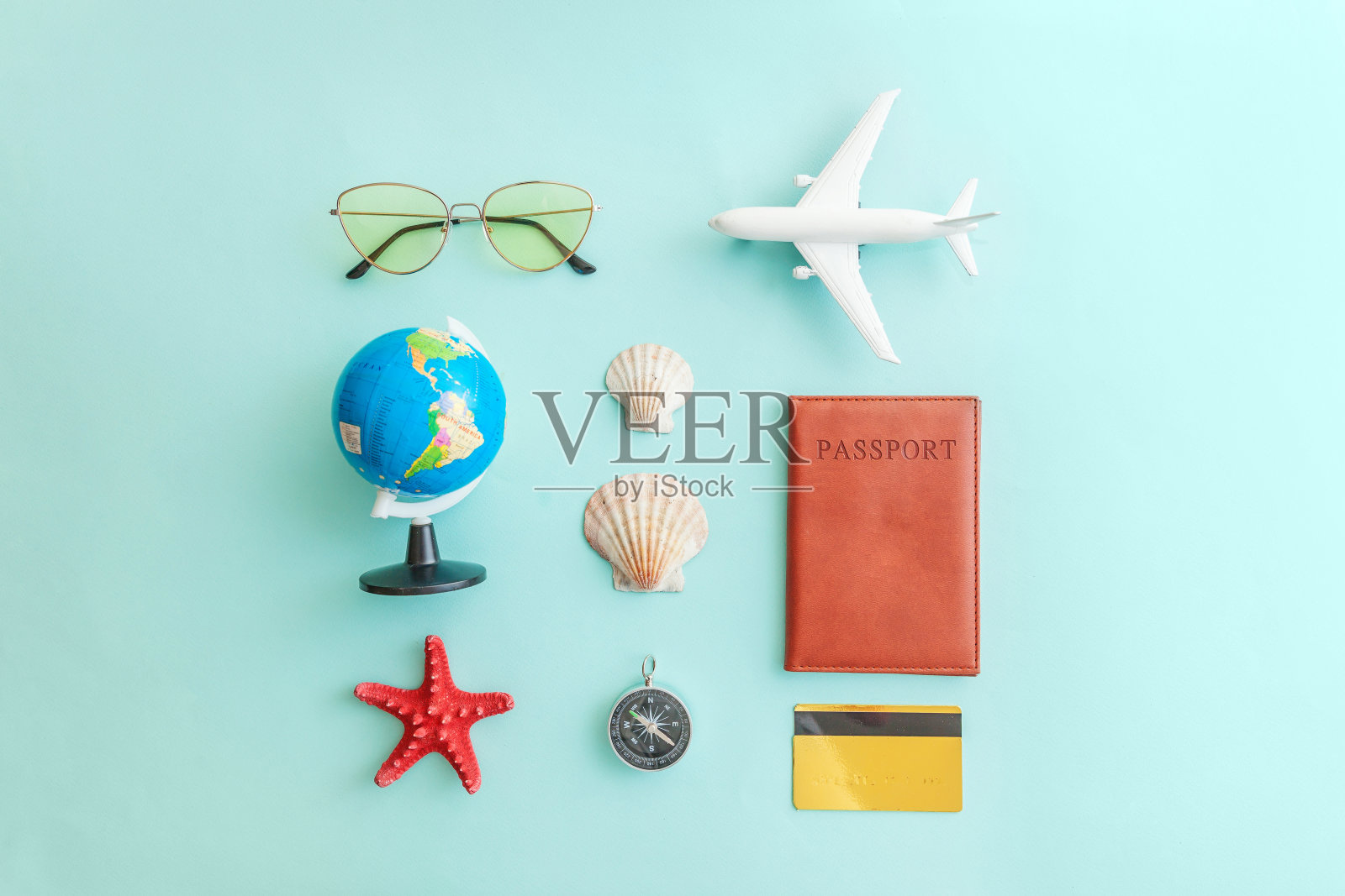 简约平铺旅行冒险旅行概念上的蓝色粉彩色彩时髦的现代背景照片摄影图片