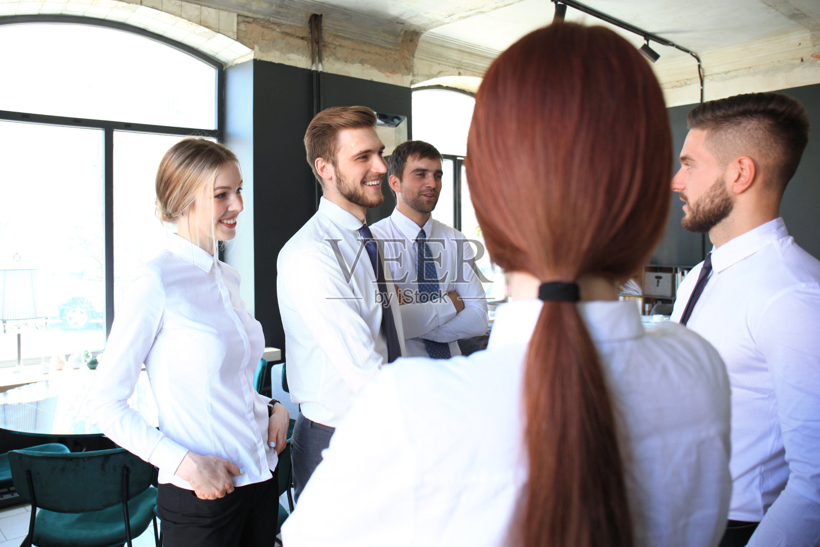 商务人士握手,结束会议。照片摄影图片