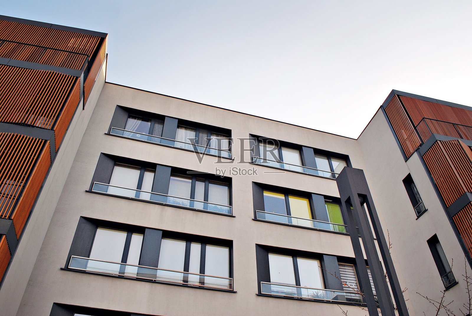 多层新的现代化公寓大楼。时尚的居住公寓。照片摄影图片